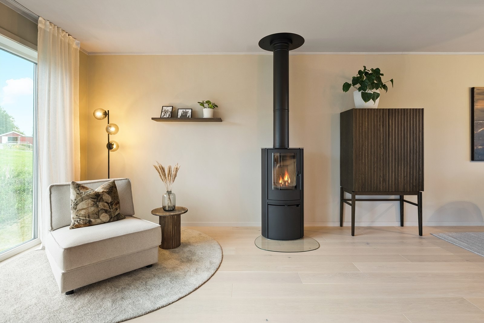 Peisen skaper en lun og trivelig atmosfære i stuen. Galleribilde