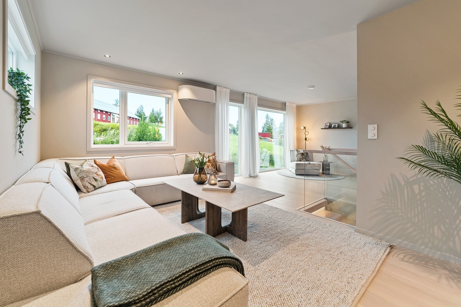 Etasjen tilbyr en åpen løsning med stue og kjøkken og har store vinduer og delikate materialvalg. Galleribilde