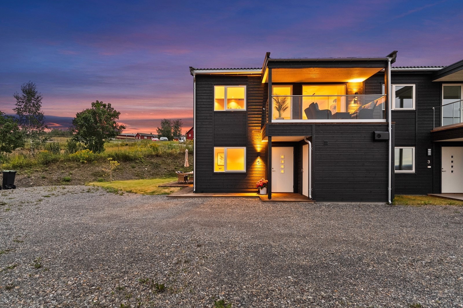 Til høyre for inngangsdøren er det en praktisk sportsbod. Godt med biloppstillingsplasser på tomten. Galleribilde