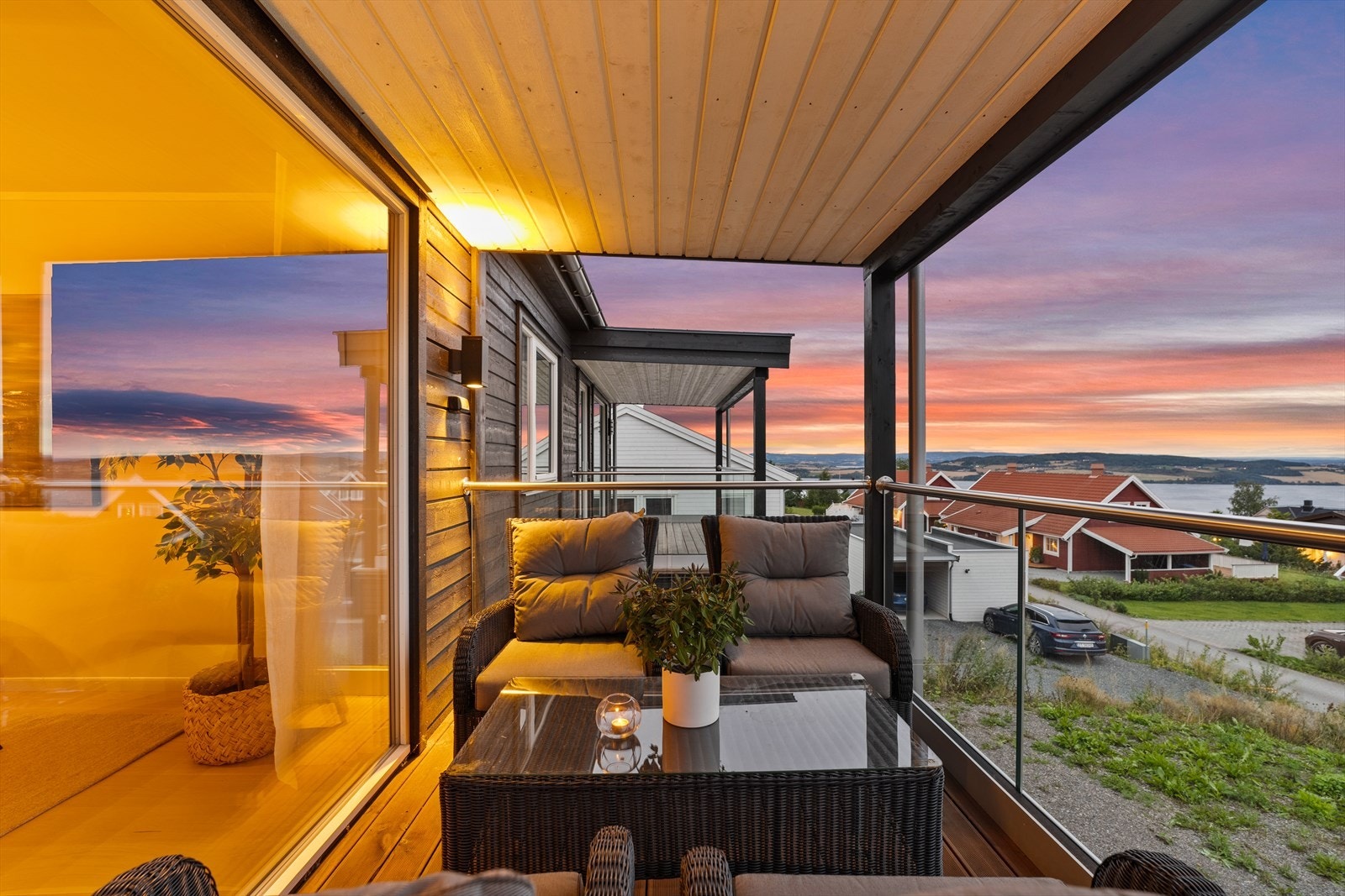 2. etasje er designet for samvær, med direkte tilgang til solrik uteplass Galleribilde