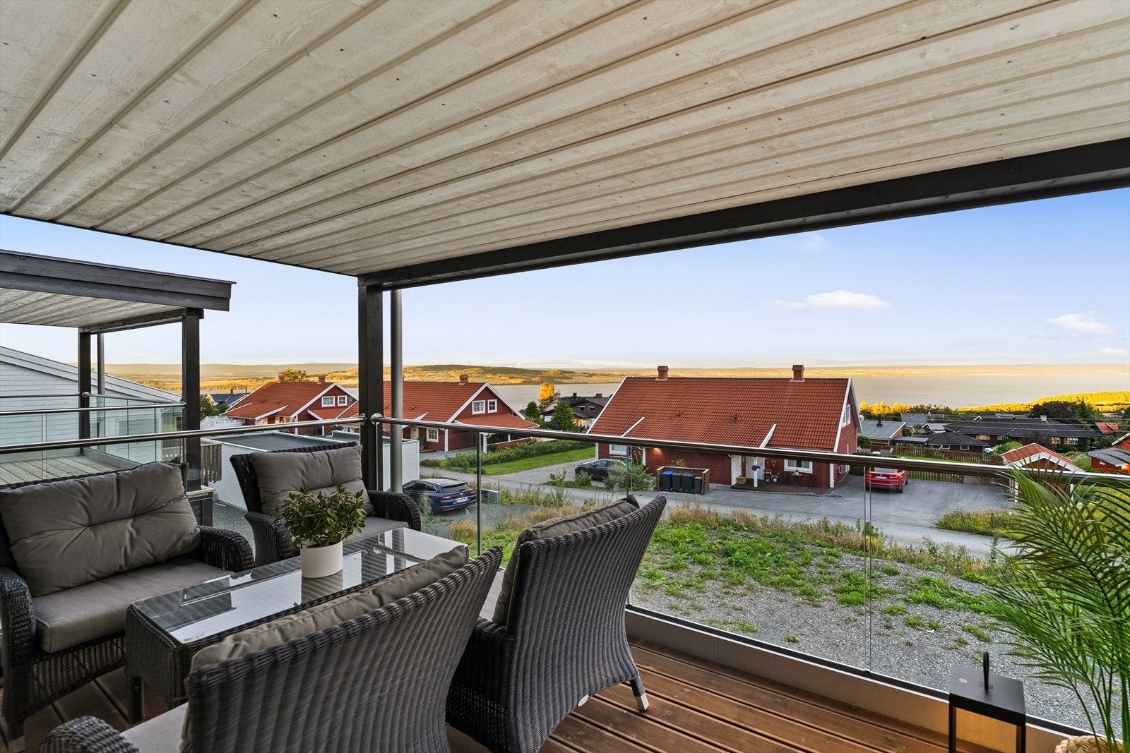 Flott terrasse med utgang fra spisestuen. Nydelig Mjøsutsikt! Galleribilde