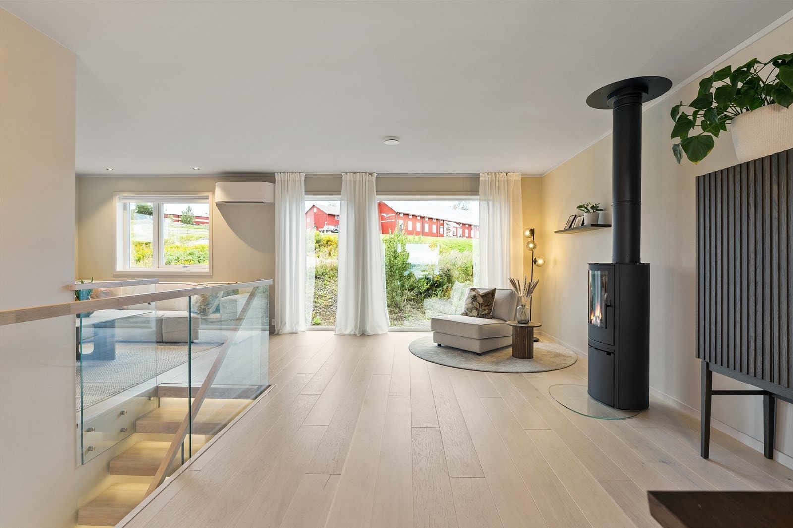 Varmepumpe, peis og gulvvarme i flere rom sikrer effektiv og behagelig oppvarming. Galleribilde