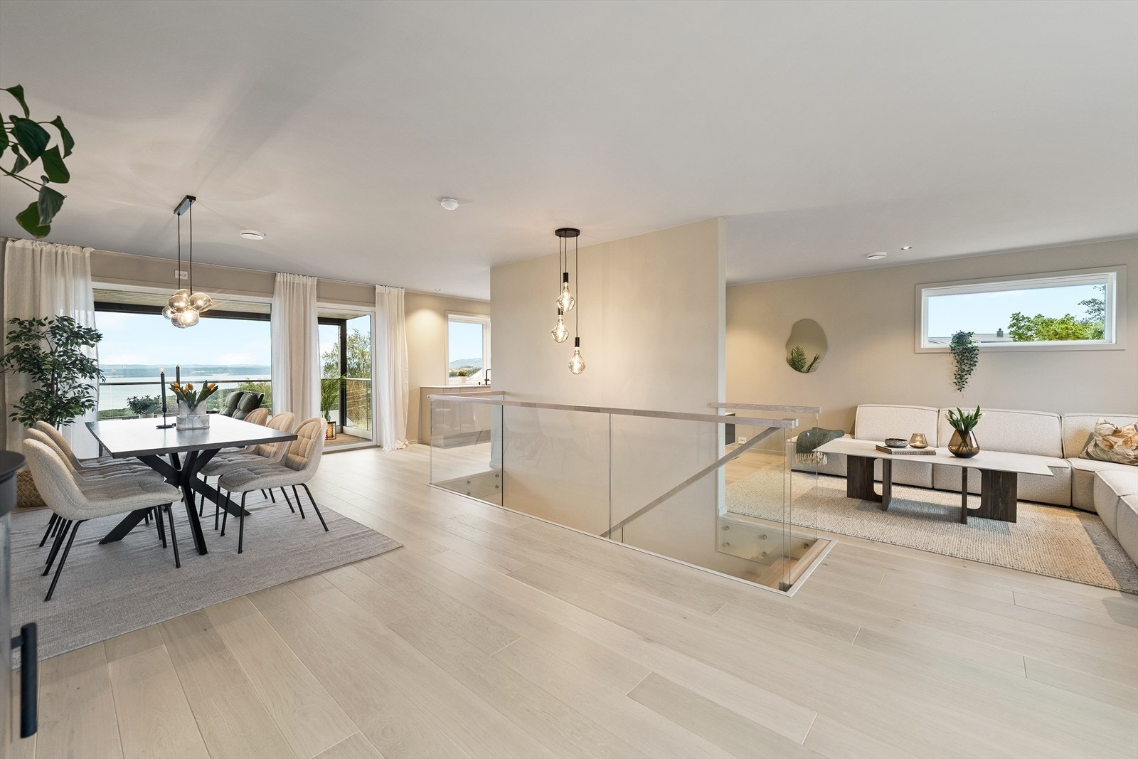 Kjøkkenet i åpen løsning mot stuen er perfekt for både hverdagsmiddager og selskap med venner. Galleribilde