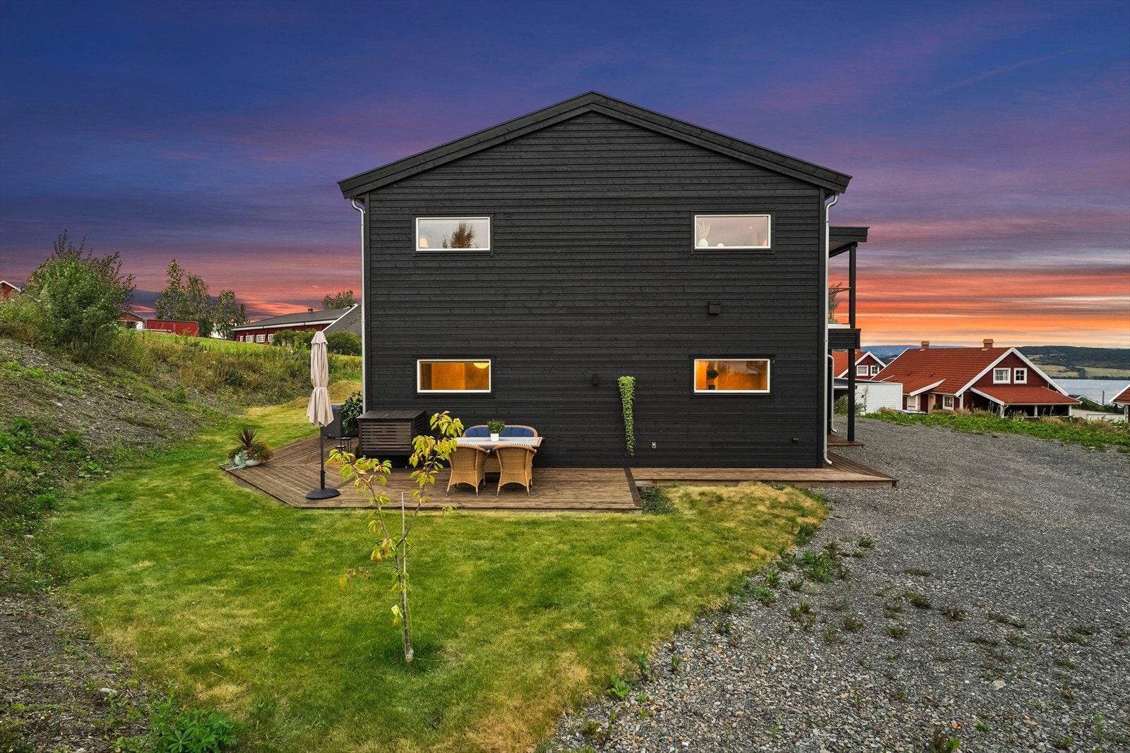 Området byr på turområder, kulturlandskap og nærhet til Mjøsa for bading og friluftsaktiviteter. Galleribilde