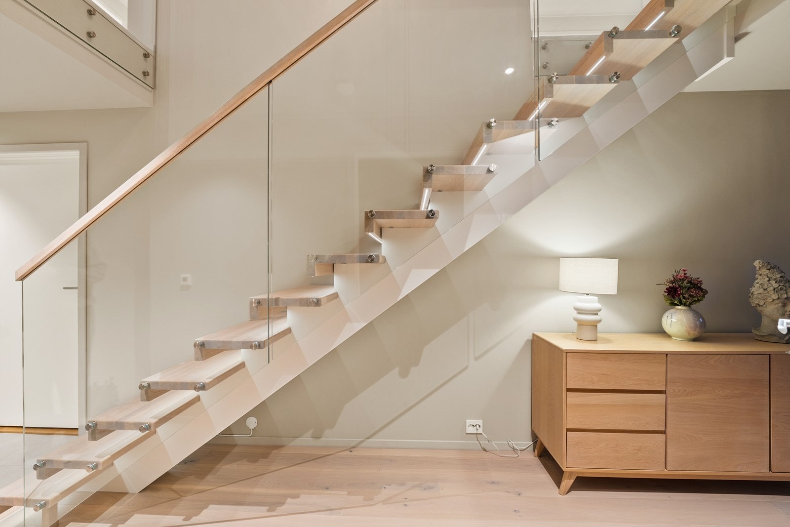 Påkostet trapp med glassrekkverk. Galleribilde