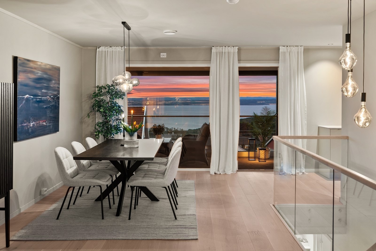 Stue og kjøkken i 2. etasje skaper et luftig og innbydende miljø med fantastisk utsikt. Galleribilde