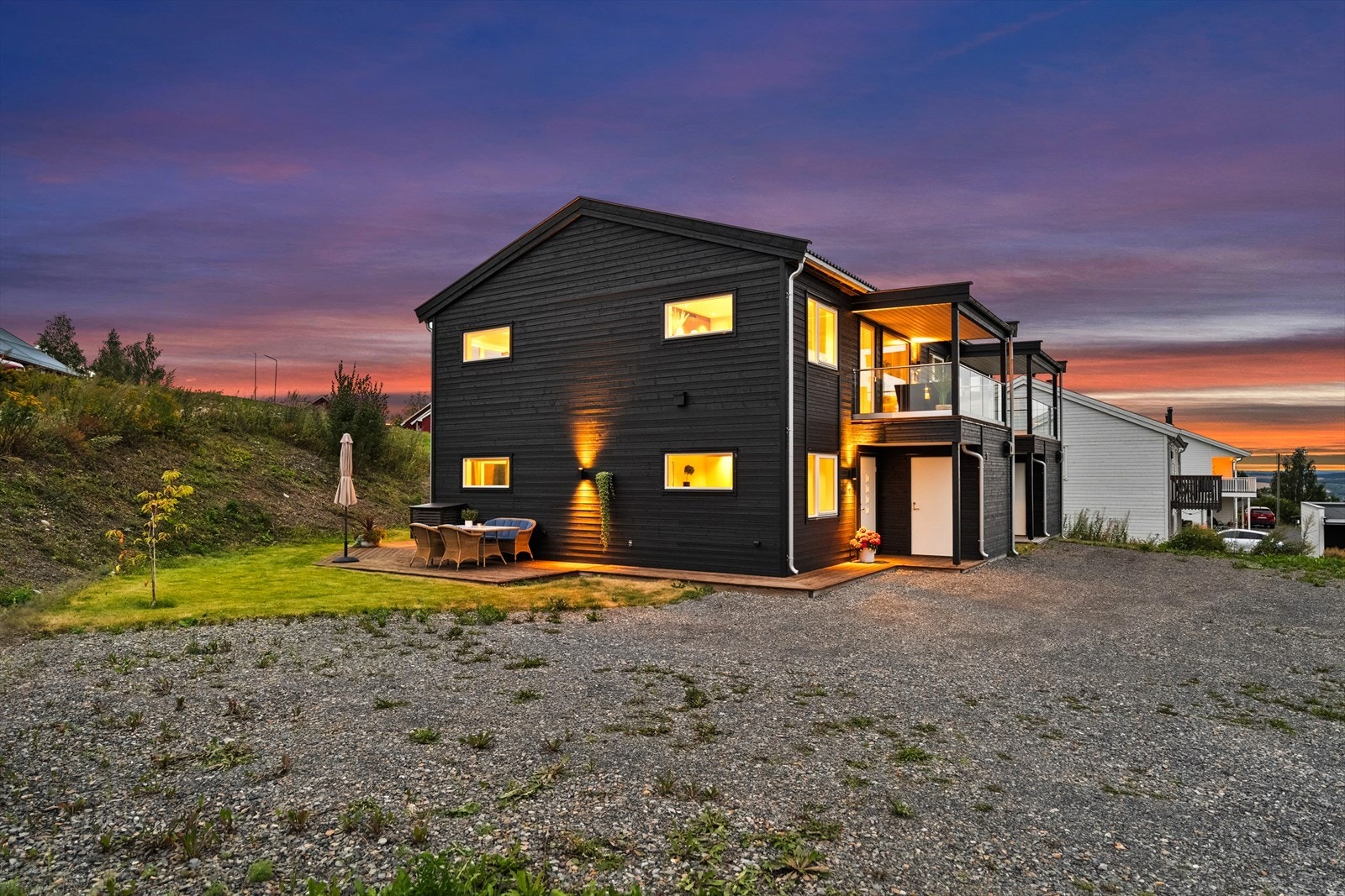 Boligen ligger landlig og skjermet på Starum, med fantastisk utsikt mot Mjøsa og rolig nabolag. Galleribilde