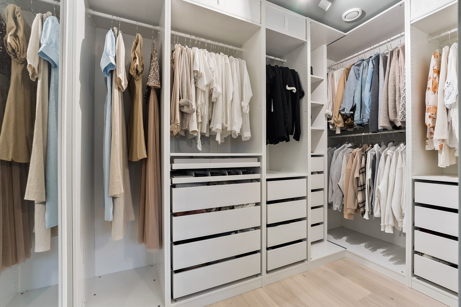 Maksimalt utnyttet walk- in closet for både han og henne. Galleribilde