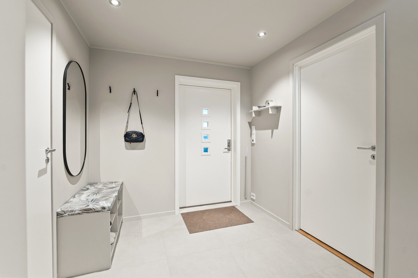 Lys og innbydende entré som gir et godt førsteinntrykk av boligen. Galleribilde