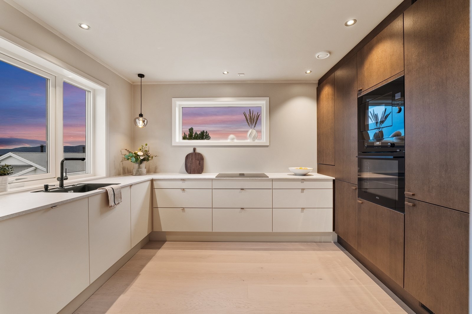 Lekkert Sigdal kjøkken med moderne glatte fronter, laminert benkeplate og integrerte hvitevarer. Galleribilde