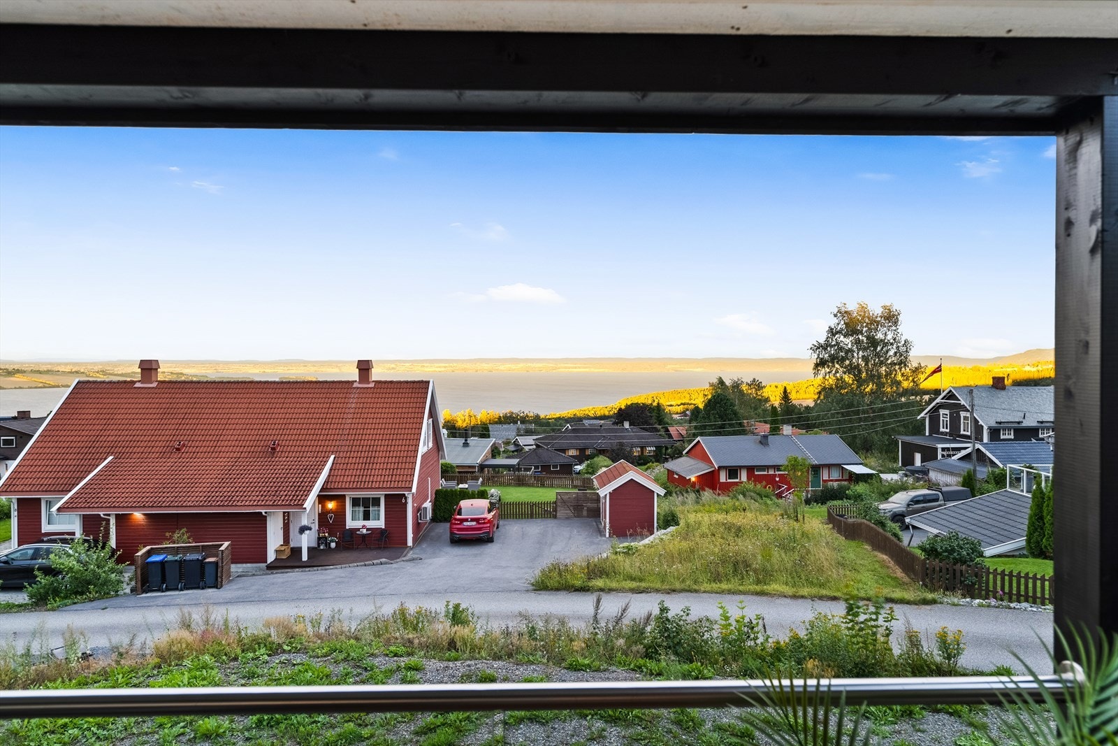 Uteplassene har trekonstruksjoner, glassrekkverk og oppgradert gulv for et stilrent utseende. Galleribilde