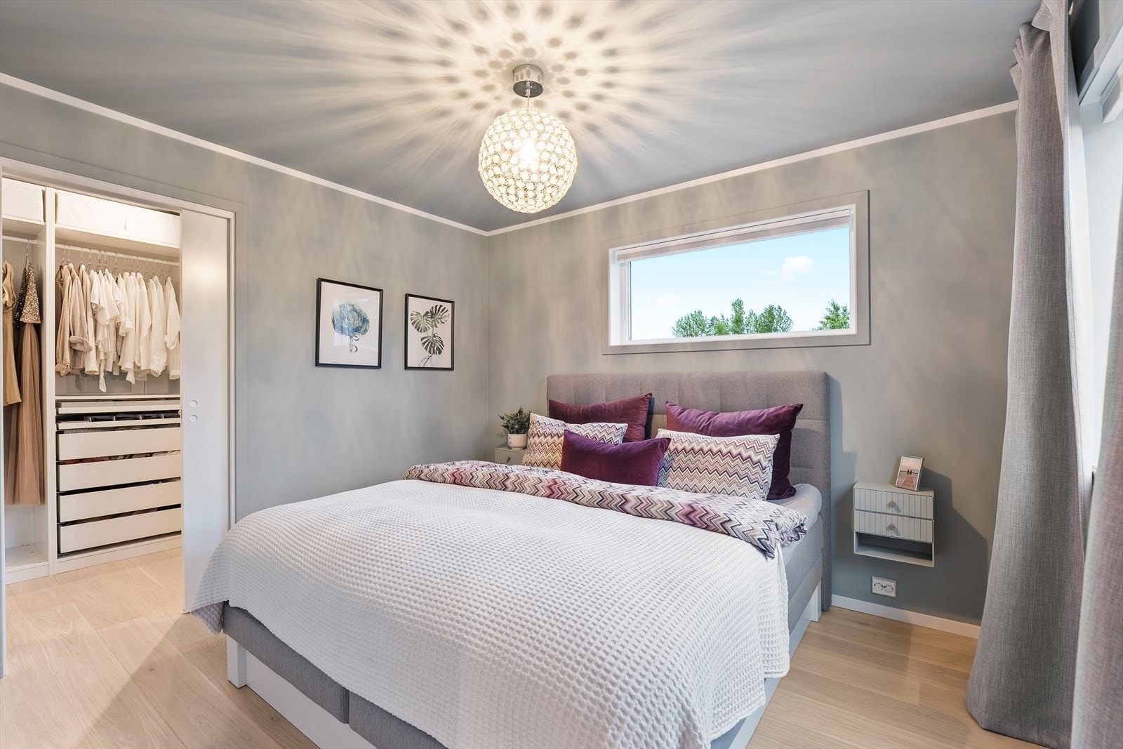 To romslige soverom i første etasje, hvor hovedsoverommet har en praktisk walk-in closet. Galleribilde