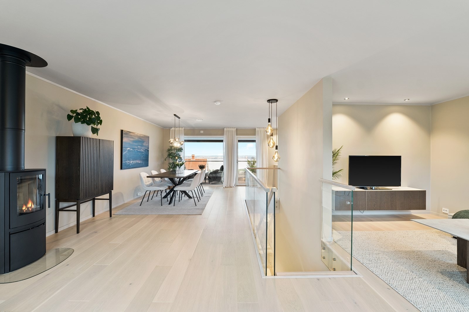 Stuen har store vindusflater som slipper inn rikelig med lys. Galleribilde