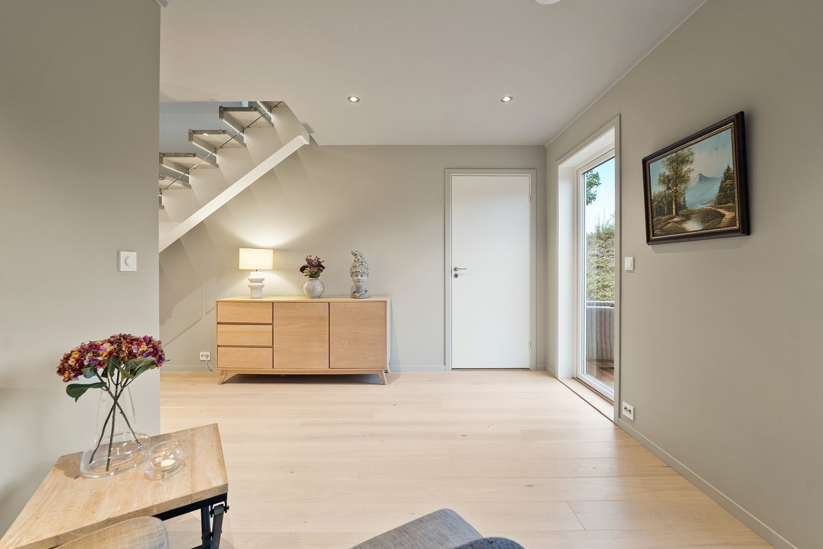 Fra stuen har du tilgang til hovedsoverommet og utgang til markterrassen. Galleribilde