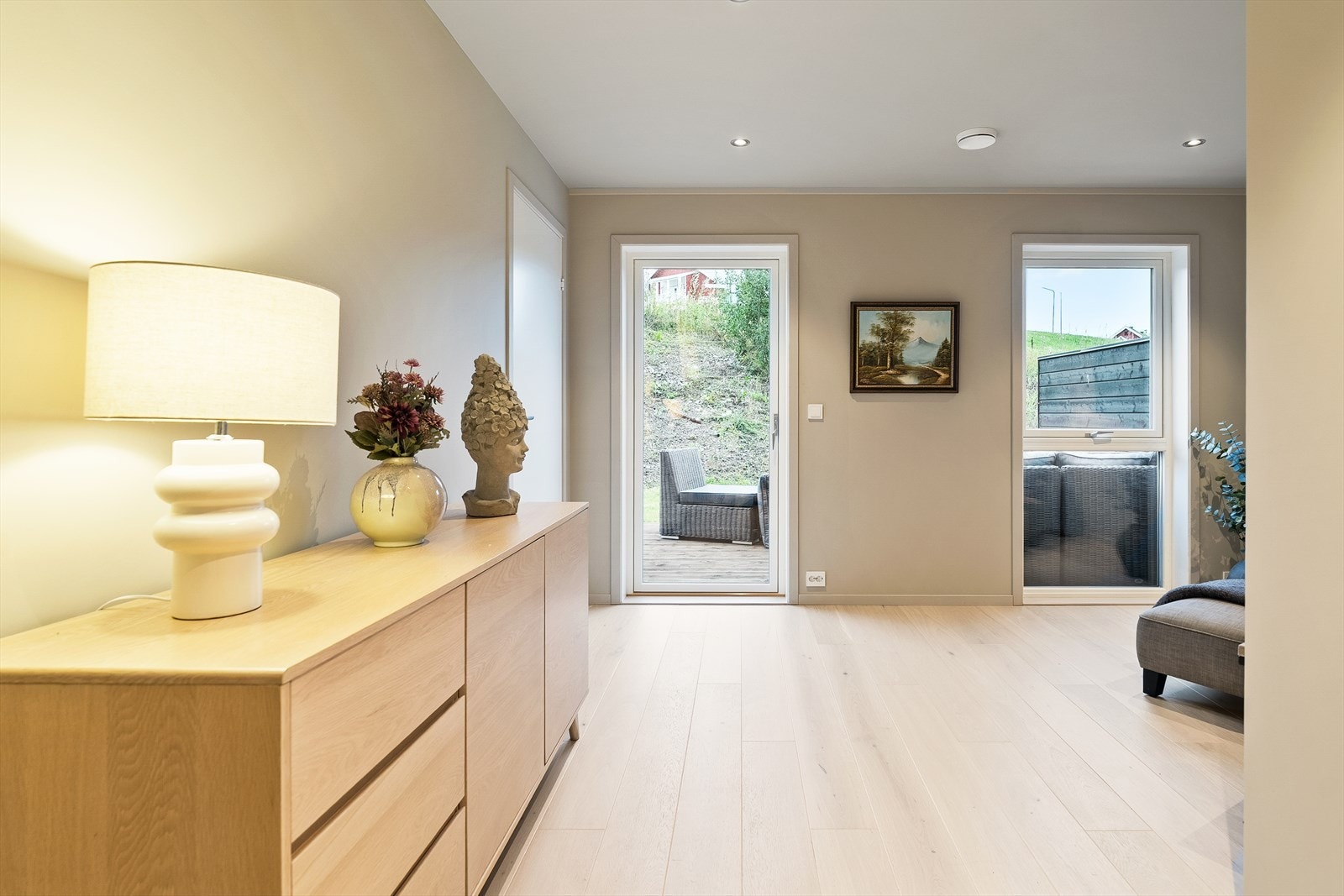 Markterrassen på 51 kvm er fundamentert på grunn og perfekt for grilling og utendørs aktiviteter. Galleribilde