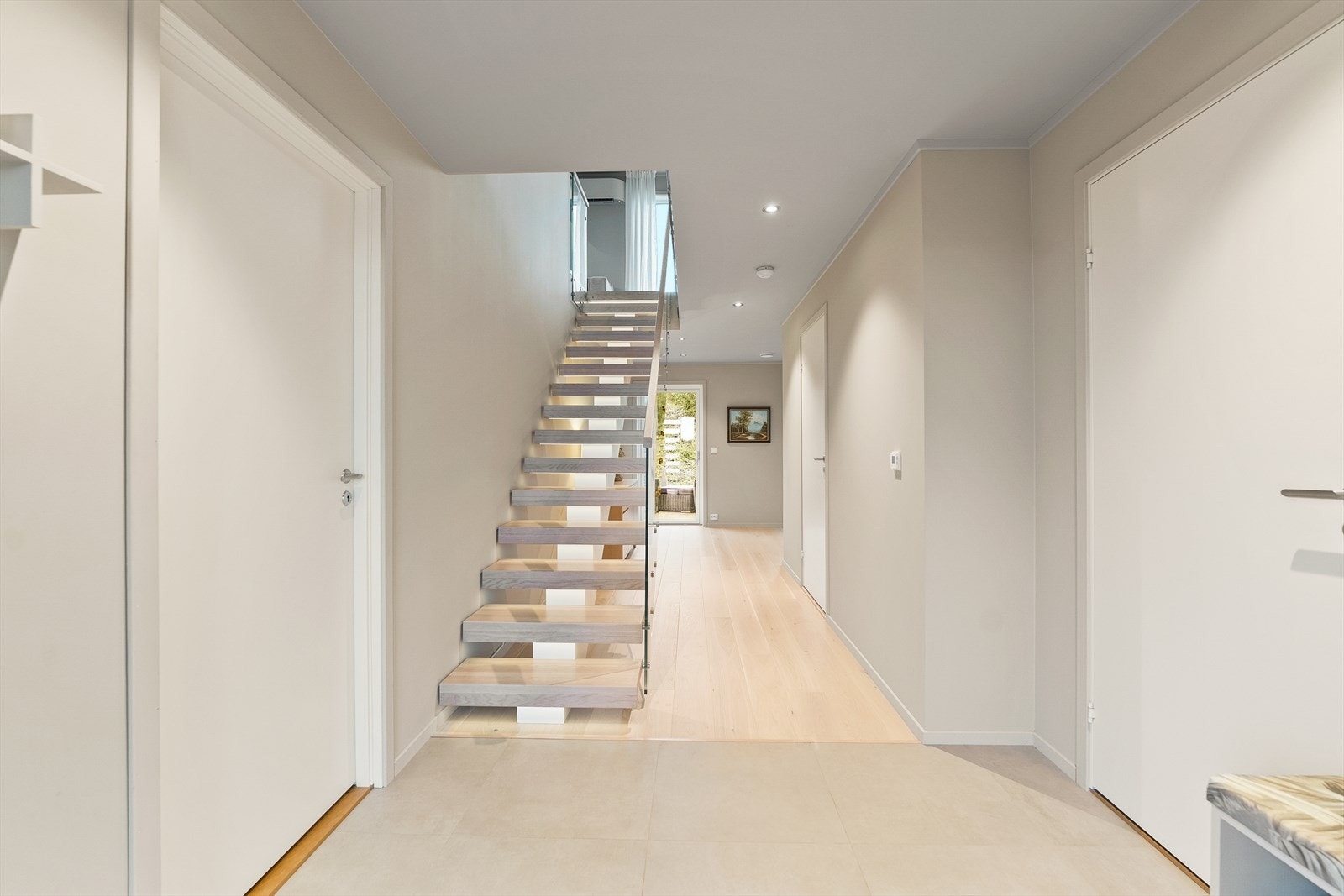 1. etasje ønsker deg velkommen med en lys og praktisk entré som leder til boligens moderne rom. Galleribilde