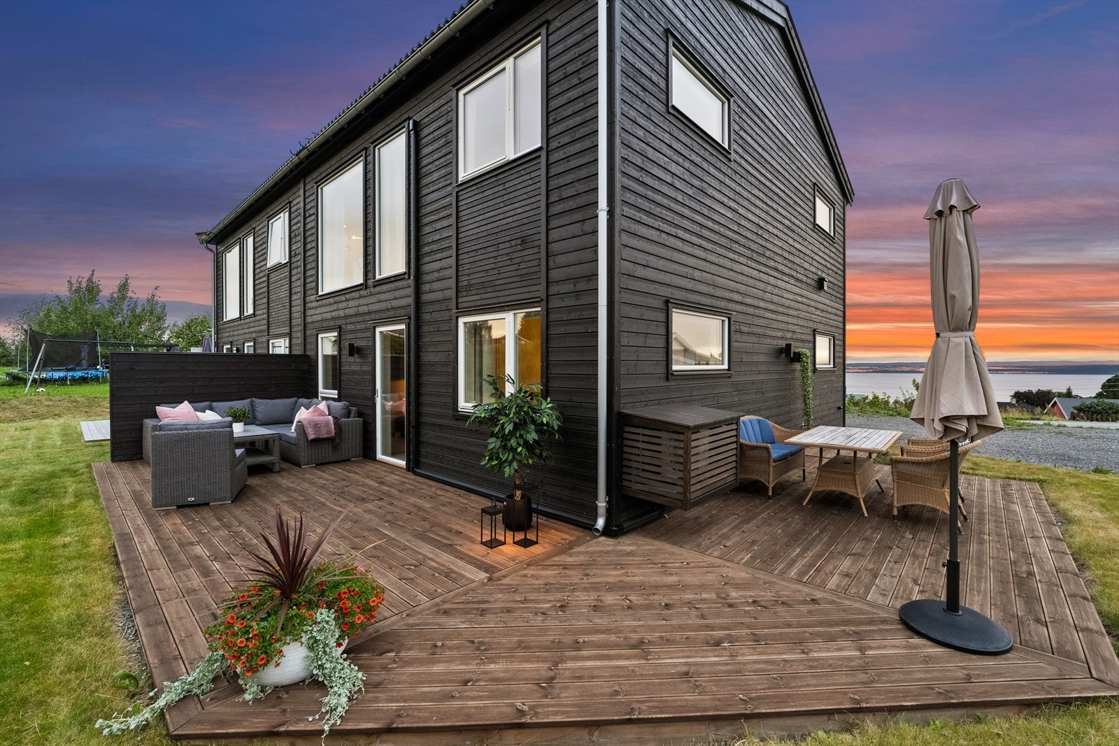 Flott vinklet terrasse så man kan nyte solen dagen igjennom. Galleribilde