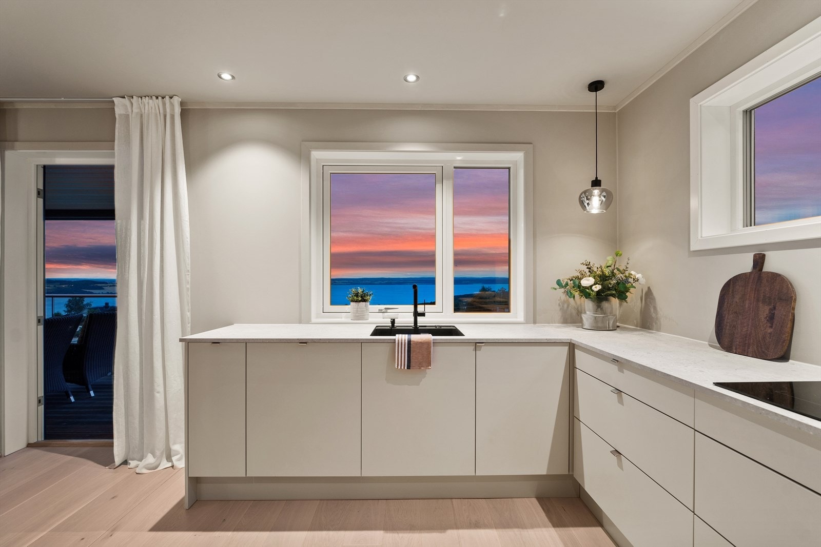 Kjøkkenet byr på rikelig med skapplass, nedfelt kum og kjøkkenvifte med avtrekk ut. Galleribilde