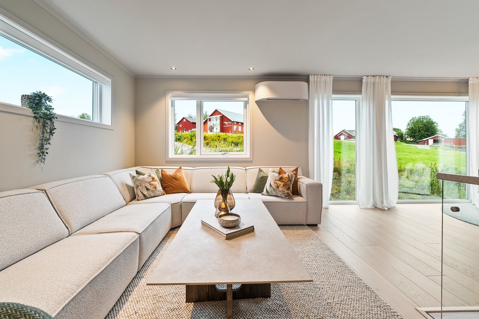 Boligen er utstyrt med trevinduer med 3-lags isolerglass for optimal isolasjon og komfort. Galleribilde