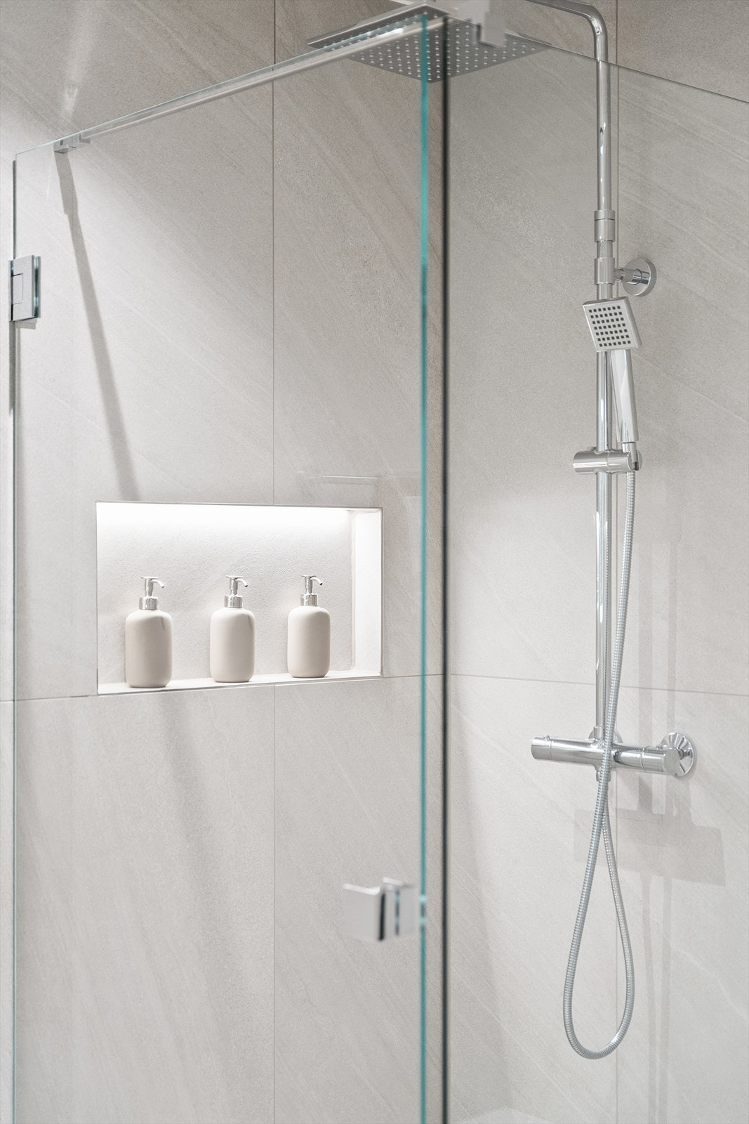 Praktisk nisje i dusjsonen for oppbevaring toalettartikler. Galleribilde