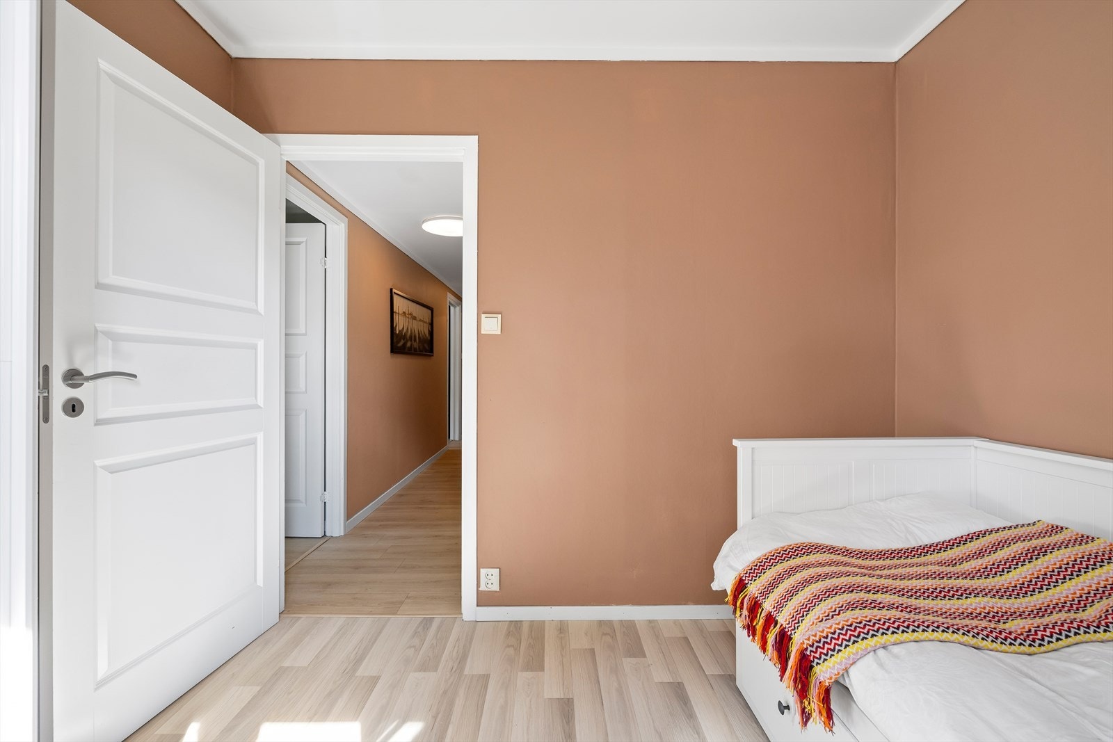 Veggene er malt i moderne fargevalg og det er laminat på gulvet Galleribilde