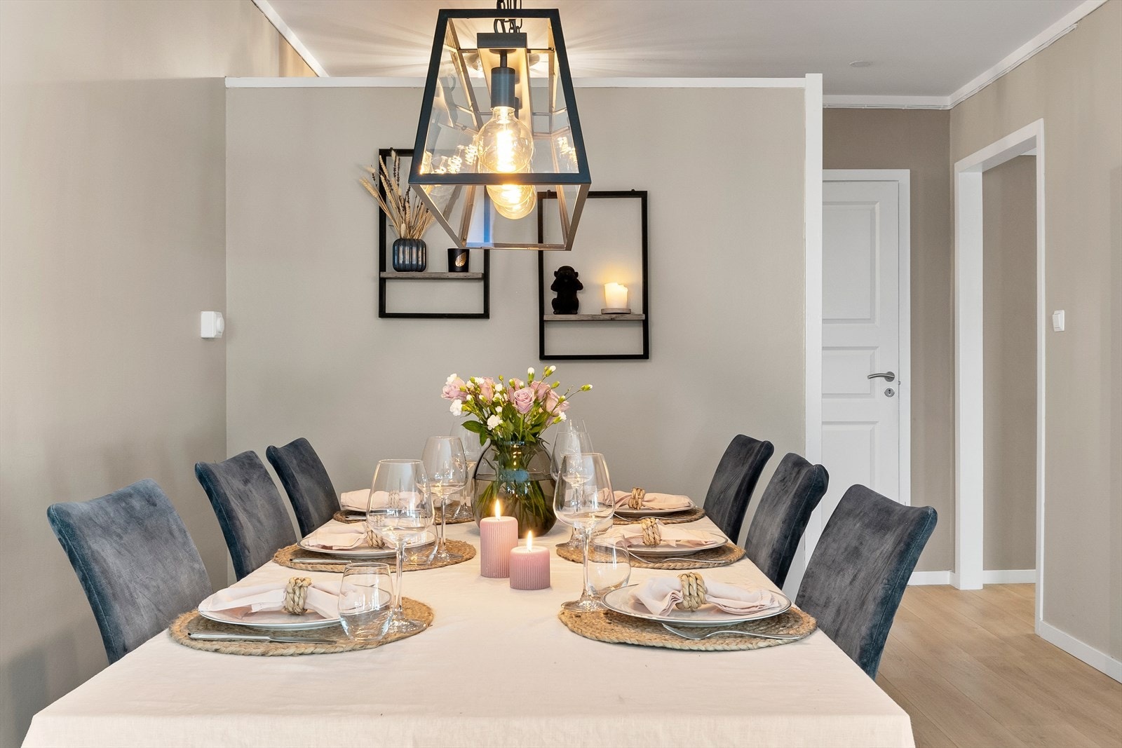 Inviter venner og familie på hyggelige middagsselskaper Galleribilde