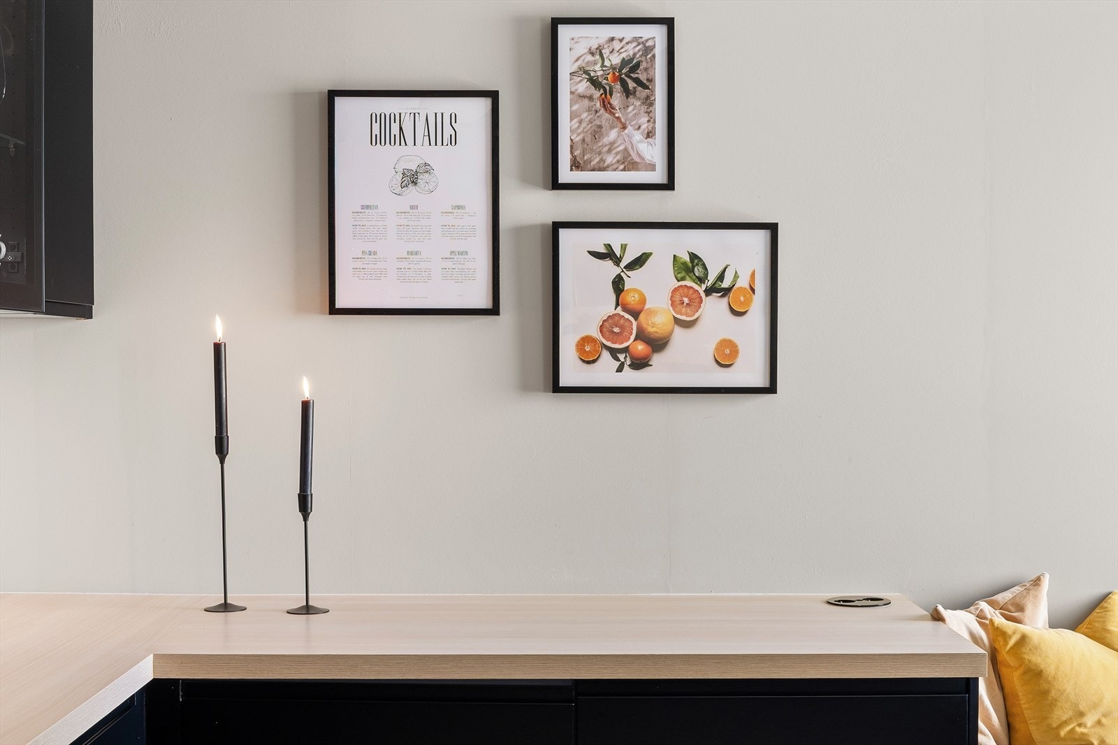 Det er stikk i kjøkkenbenken for enkel tilkobling av kjøkkenredskaper Galleribilde