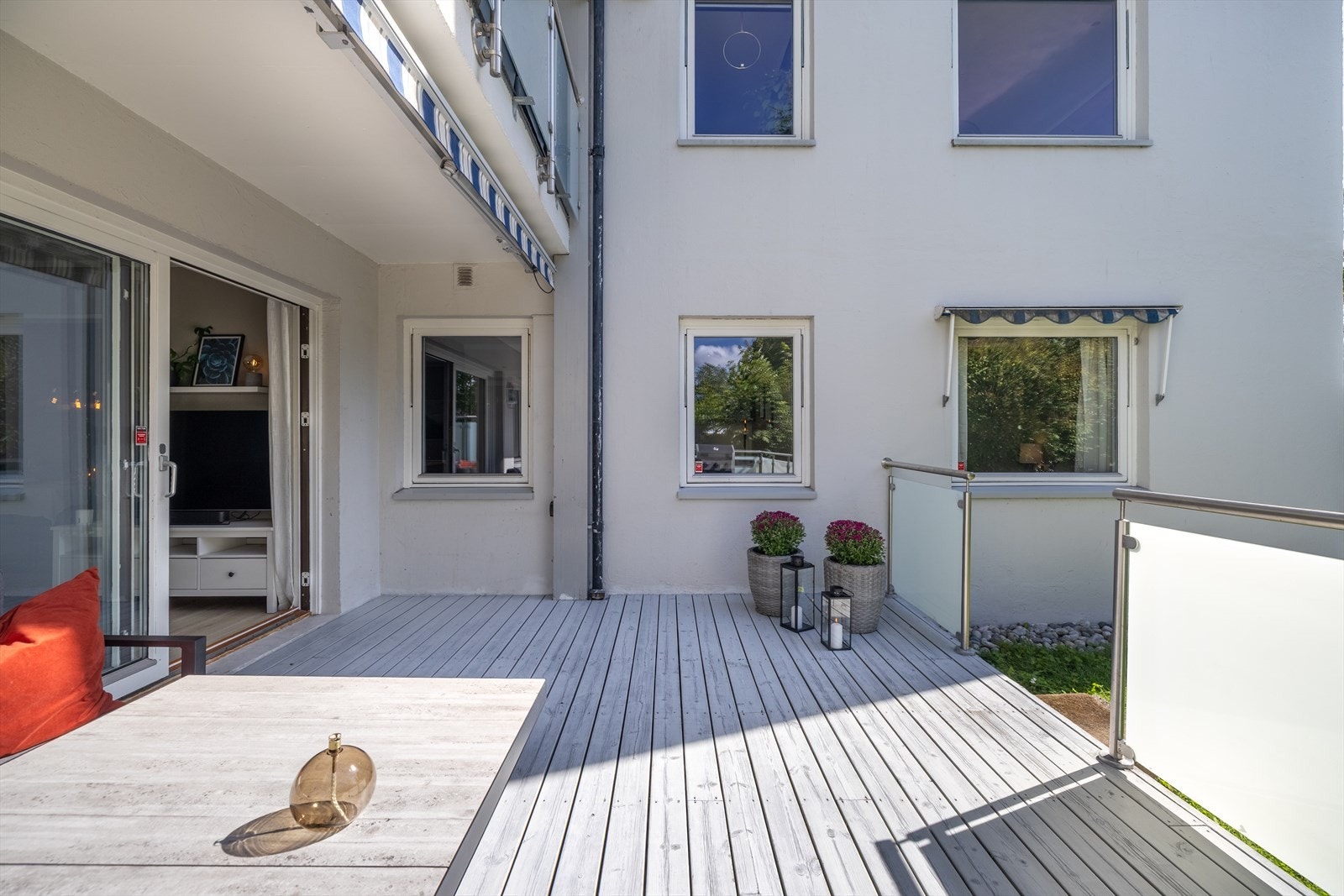 Terrassen er delvis takoverbygget, som gjør den ekstra brukervennlig selv på de mindre solfylte dagene. Selger opplyser om sol fra ca. 13:00 til solnedgang på sommeren Galleribilde