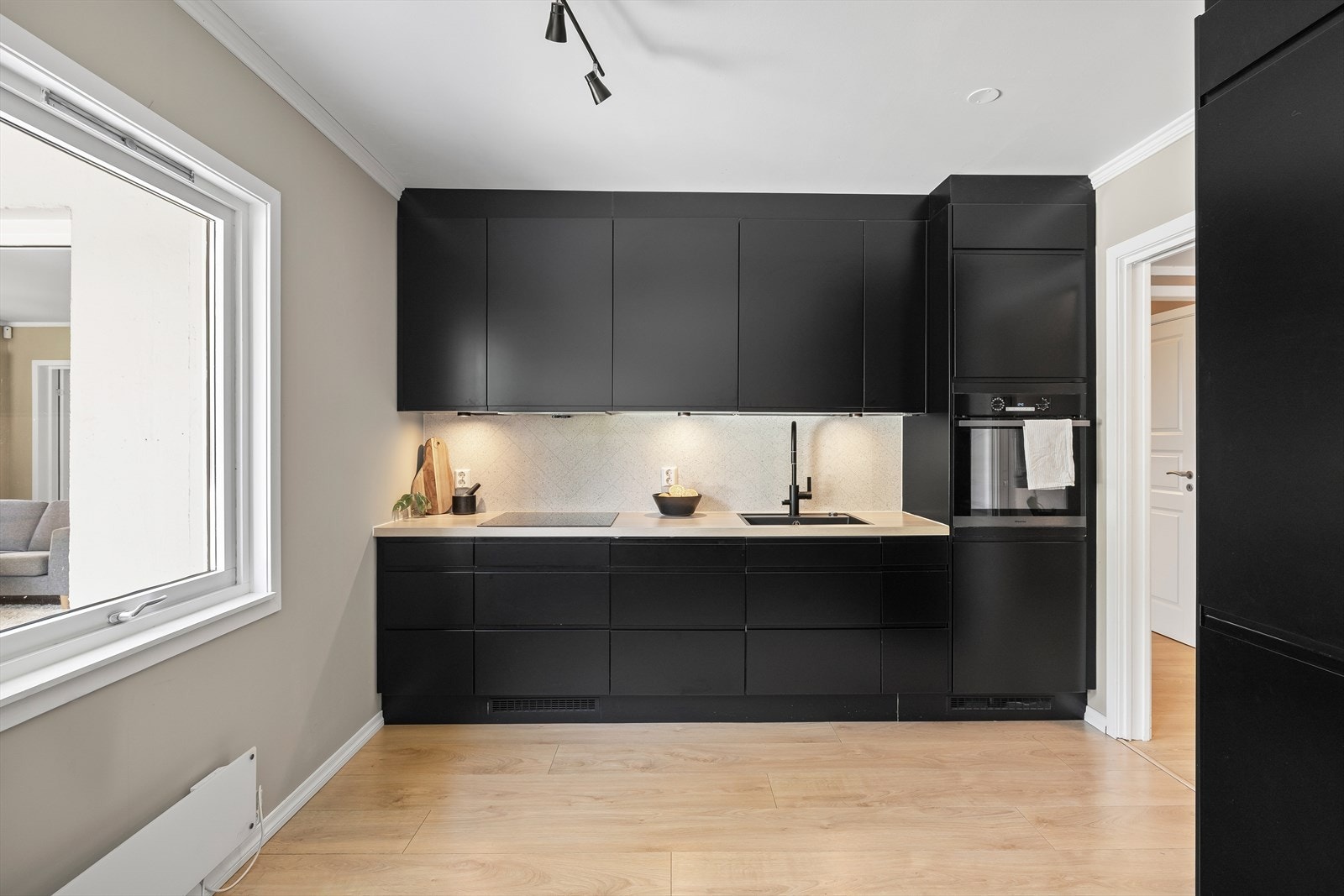 Av integrerte hvitevarer er det oppvaskmaskin, kjøleskap, fryseskap, platetopp og stekeovn. Det er montert komfyrvakt og waterguard (automatisk vannstopp) montert under kjøkkenbenken Galleribilde