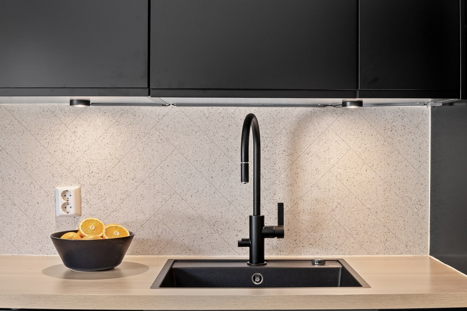 Det er plate mellom over- og underskapene, praktisk for enkel rengjøring i sprutsoner Galleribilde