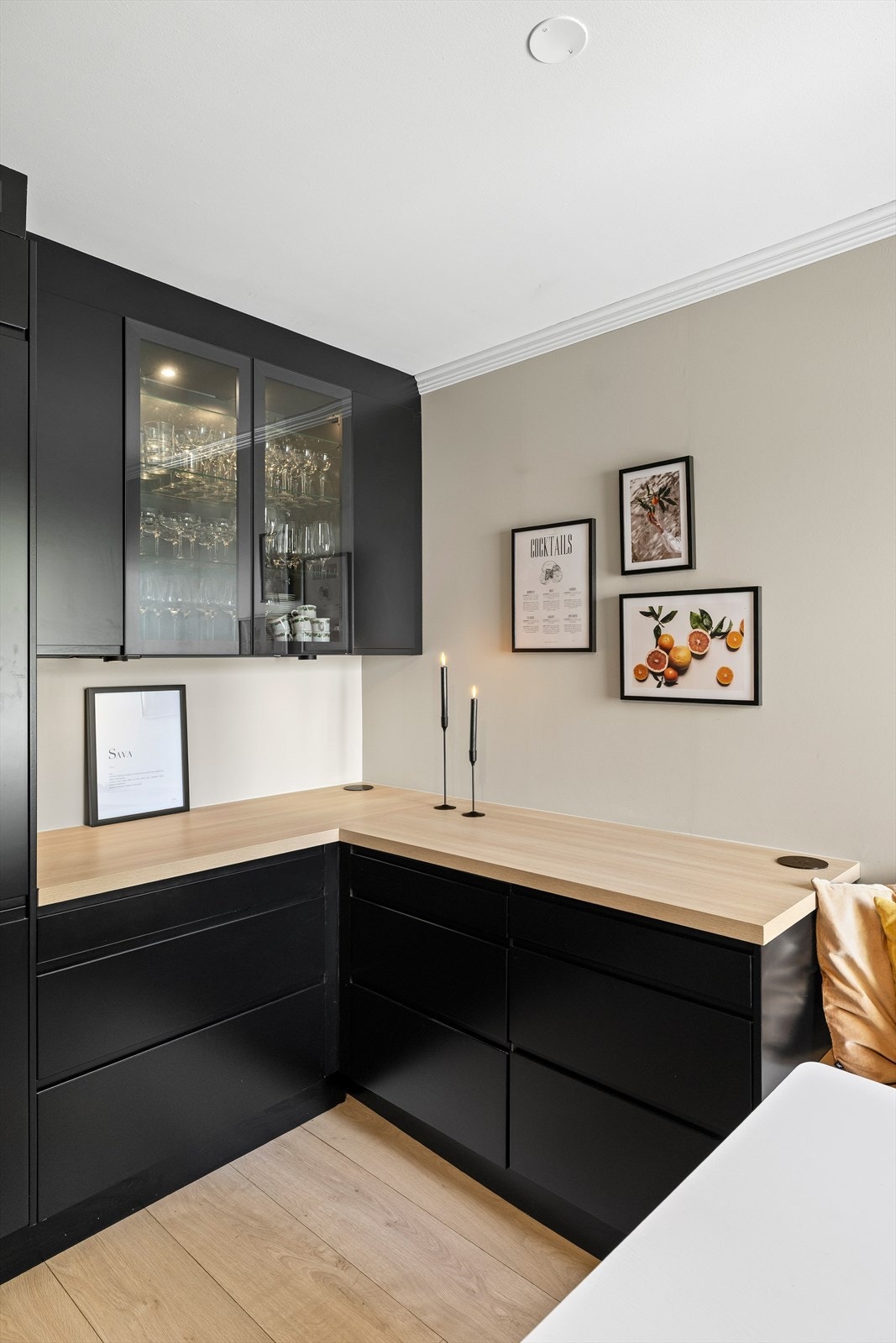 Vitrineskap med belysning Galleribilde