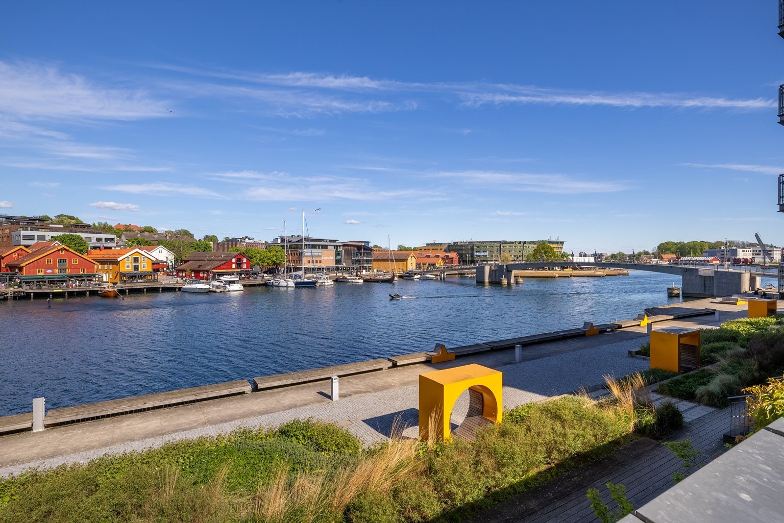 Tønsberg sentrum- en livlig sommerby med yrende folkeliv, koselige kafeer, restauranter og bryggekultur Galleribilde
