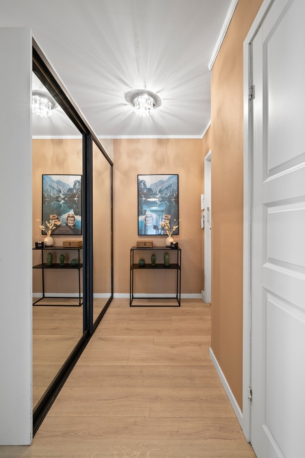 Velkommen inn! Her er det godt med plass til ytterjakker og sko i skyvedørsgarderoben med speilfronter Galleribilde