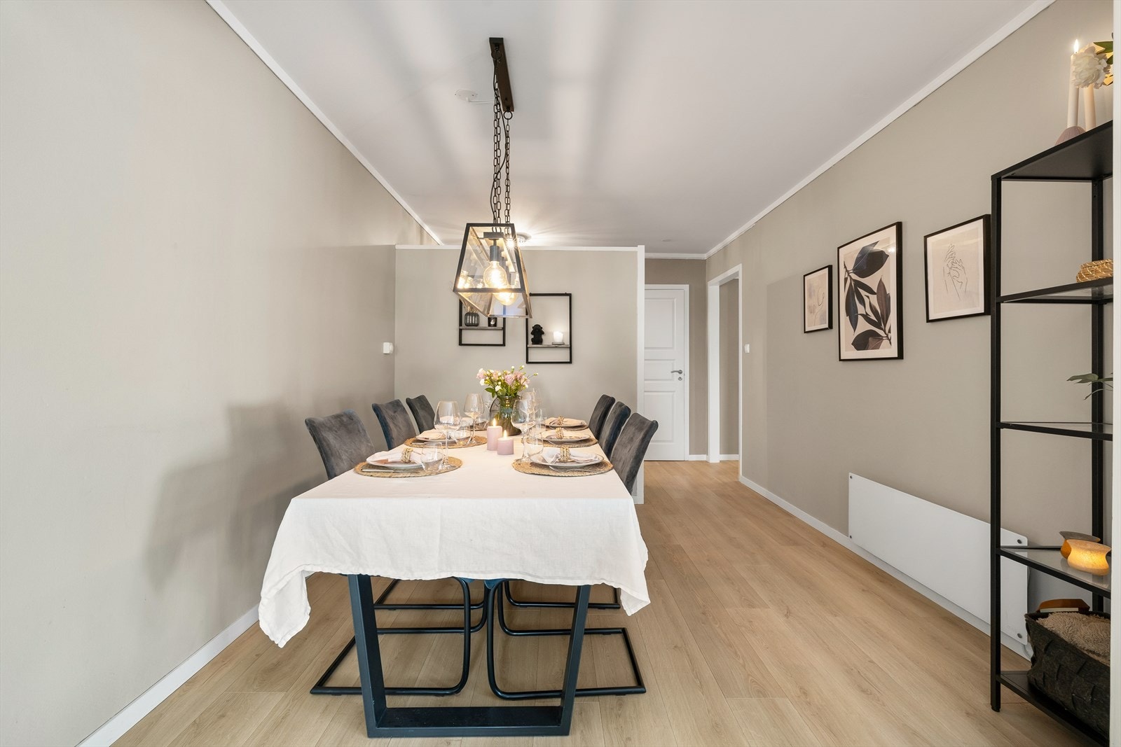 Det er egen sone for spisebord i stuen Galleribilde