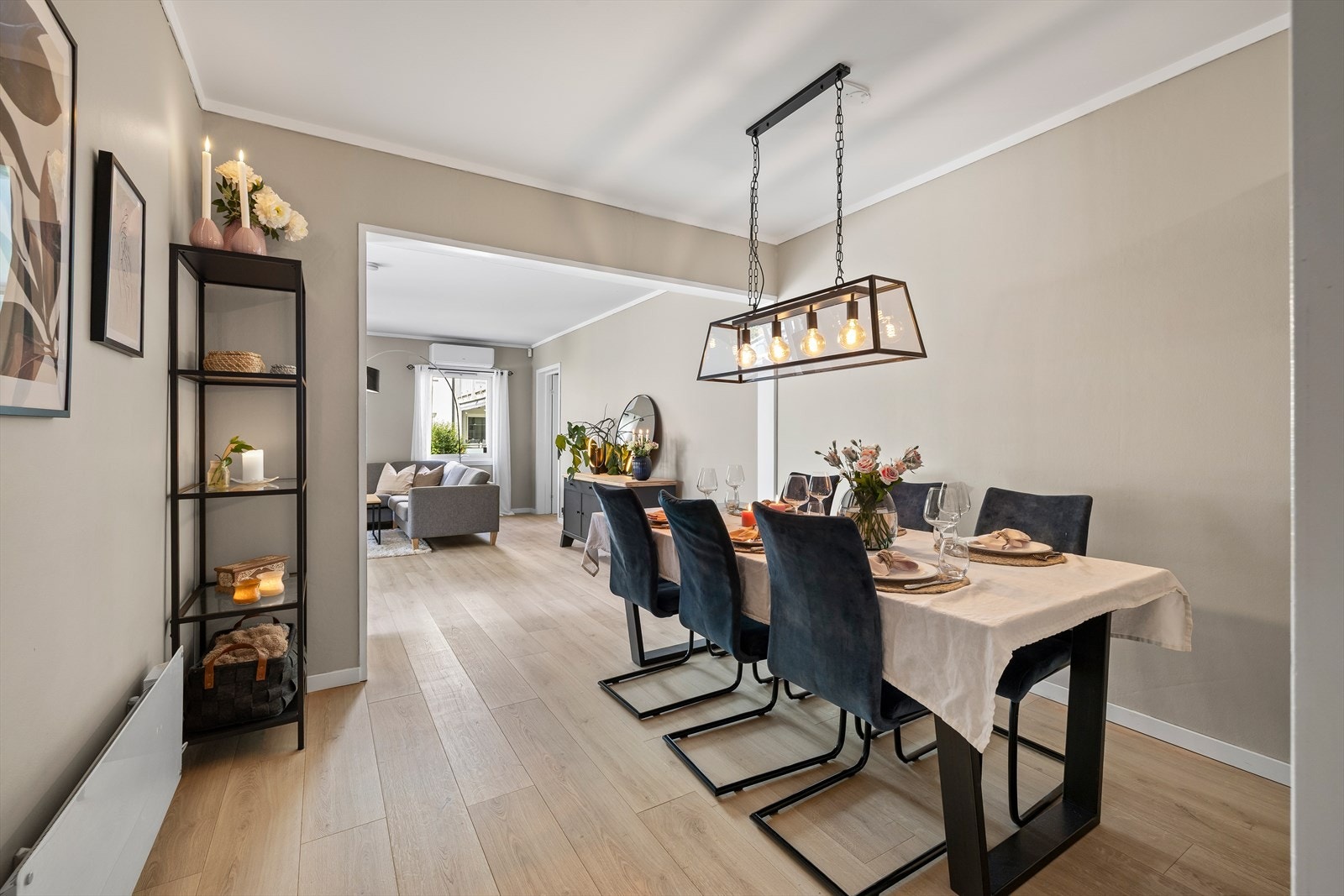 Dette er en stor og tiltalende leilighet som er betydelig påkostet i senere tid Galleribilde