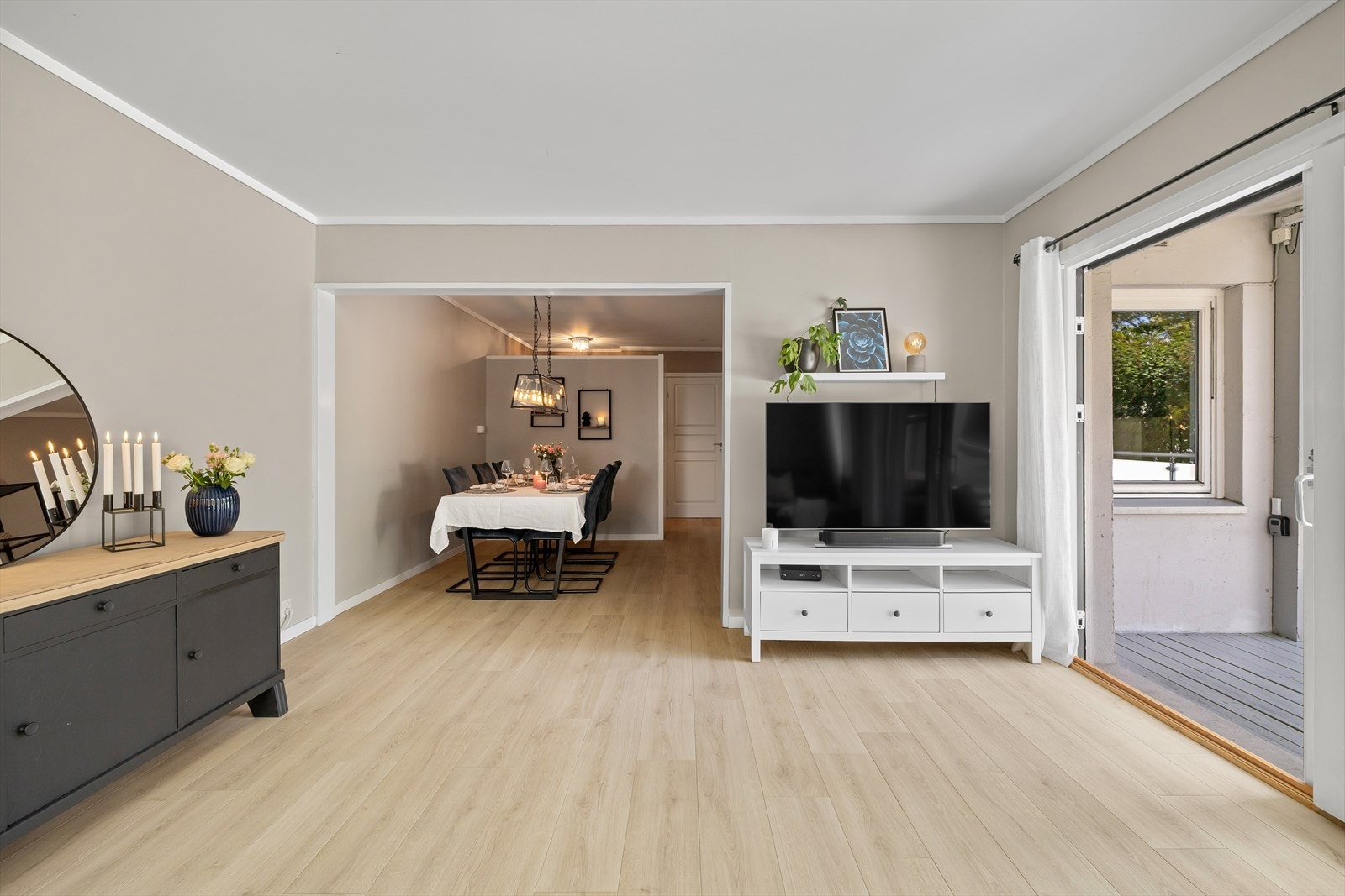 Leiligheten inneholder stue, kjøkken, bad/vaskerom, 3 soverom, 2 innvendig boder, entrè, gang og ekstern bod på ca. 3 kvm Galleribilde