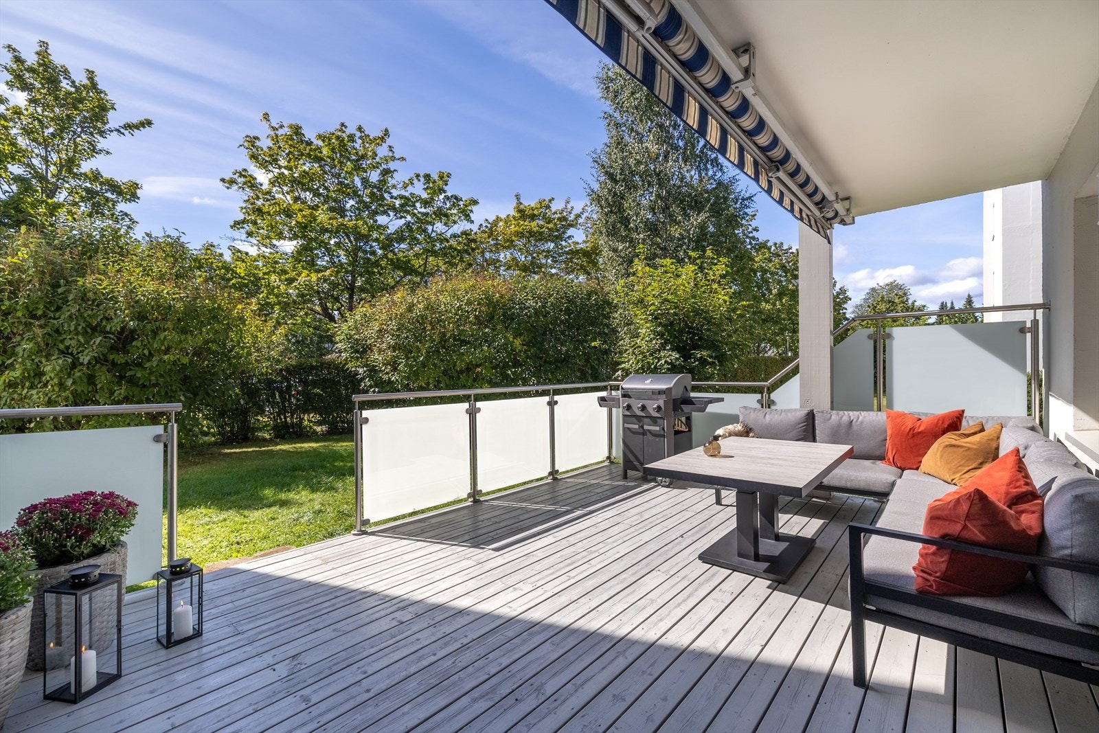 Terrassen er på ca. 21 kvm og har god plass til stor sittegruppe, grill og beplantning Galleribilde