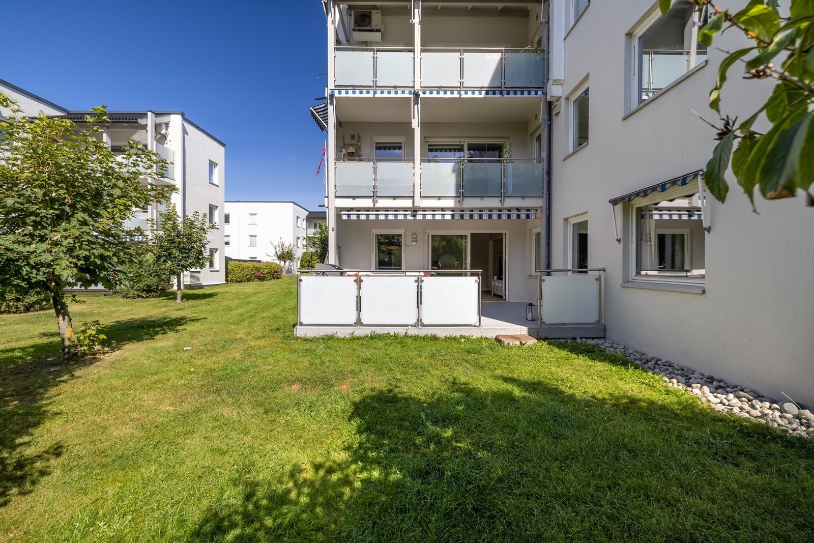 Fra terrassen er det direkte utgang til felles hageområde Galleribilde