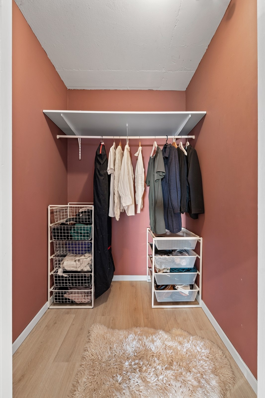Praktisk innvendig bod/walk-in closet Galleribilde