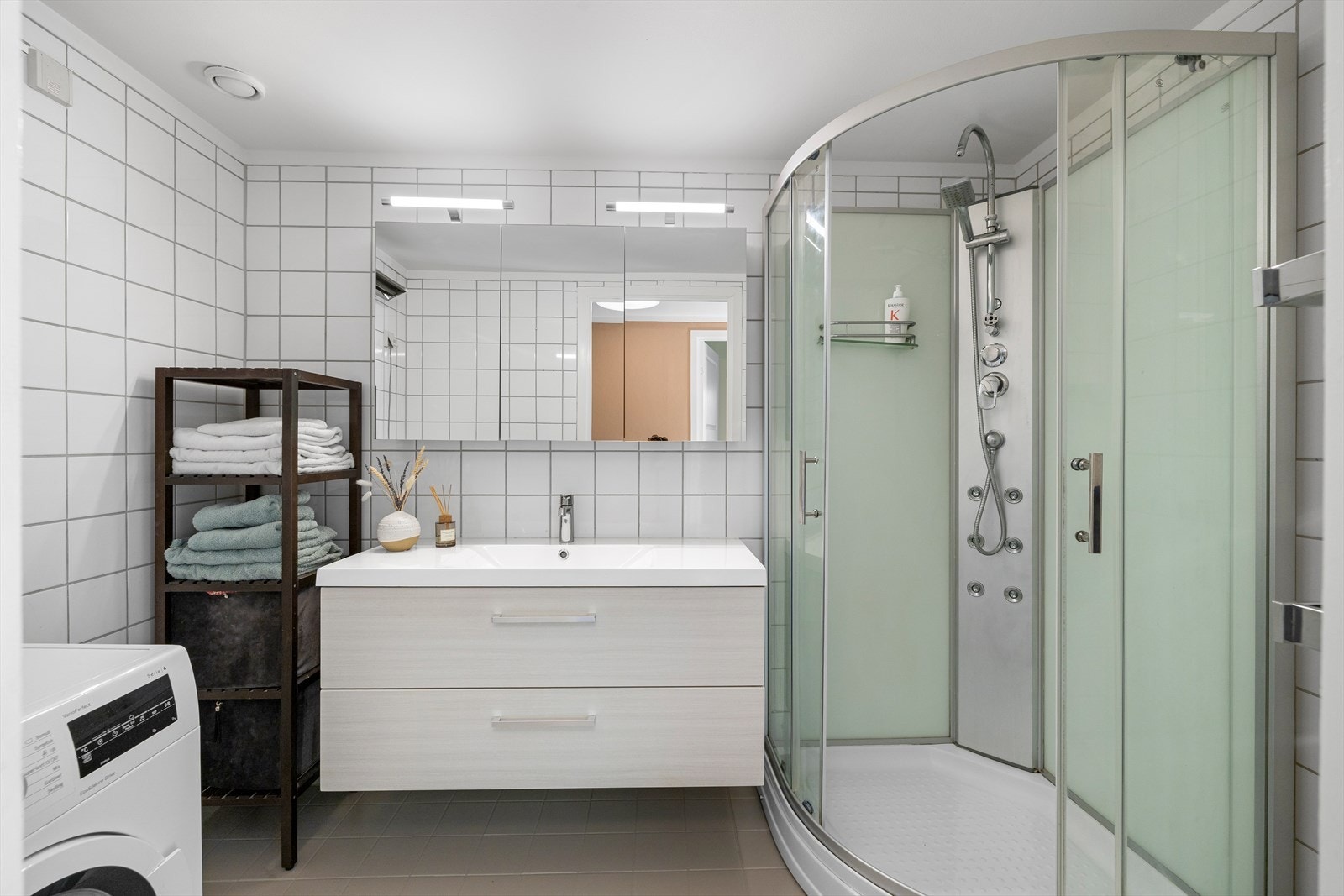 Lyst flislagt baderom av noe eldre standard Galleribilde