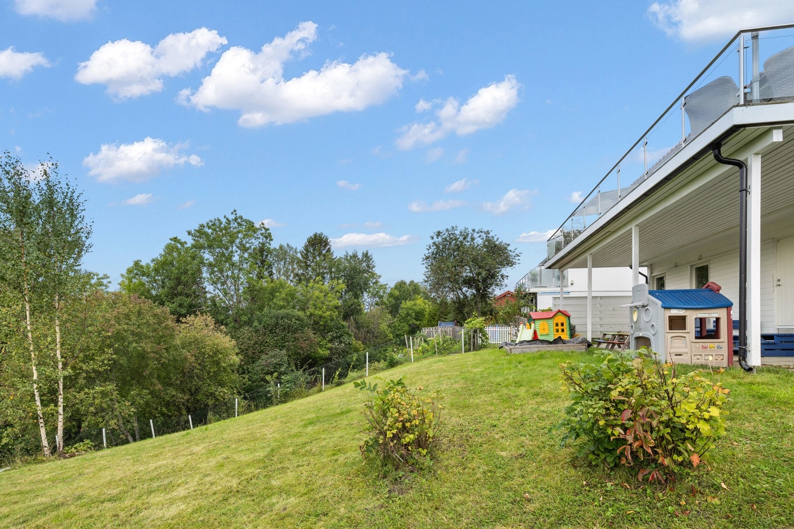 Eiendommen har en solrik og pent opparbeidet tomt på 940 m². Galleribilde