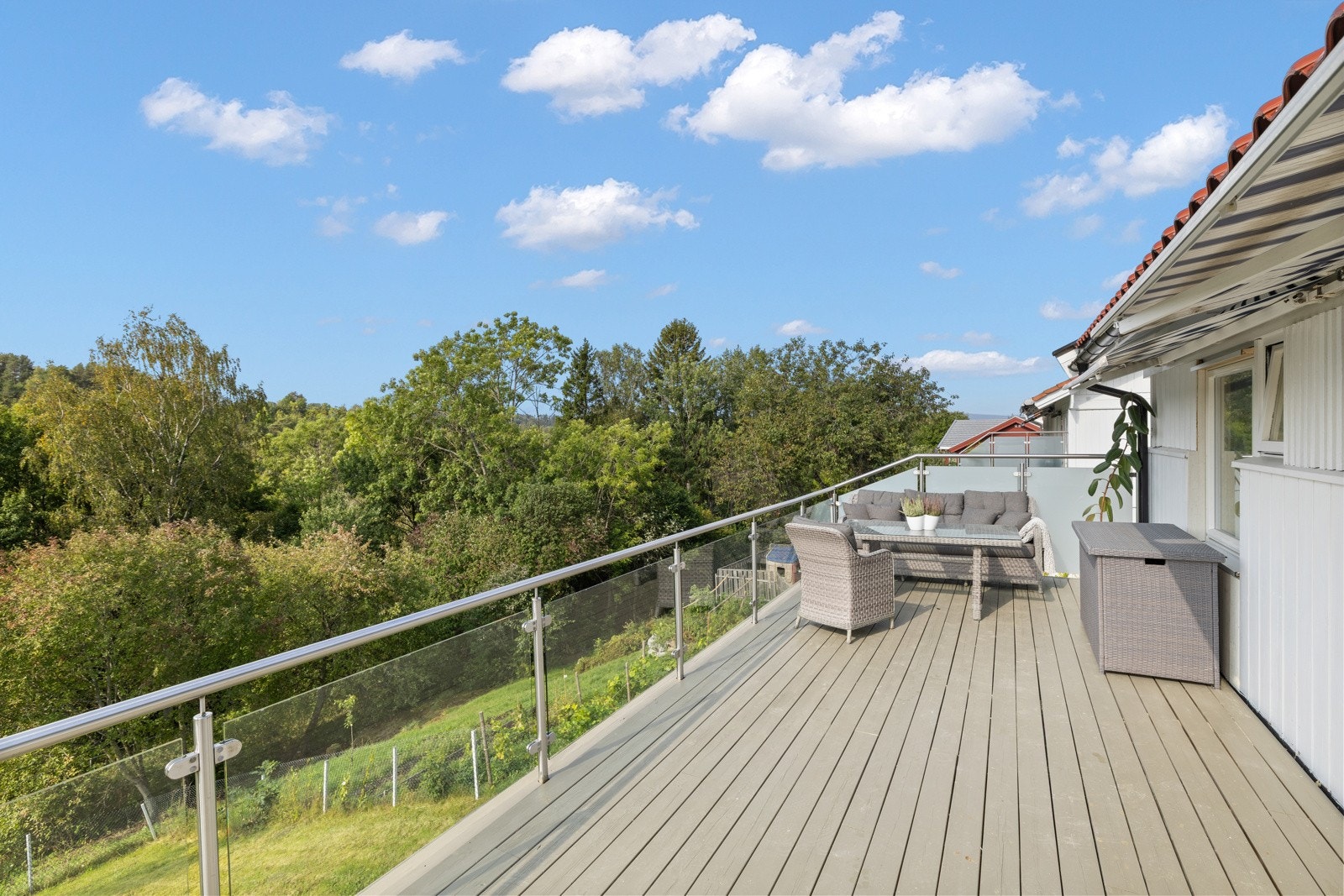 Her kan du innrede med både spisegruppe og lounge-møbler, og nyte solrike dager til langt på kveld. Galleribilde