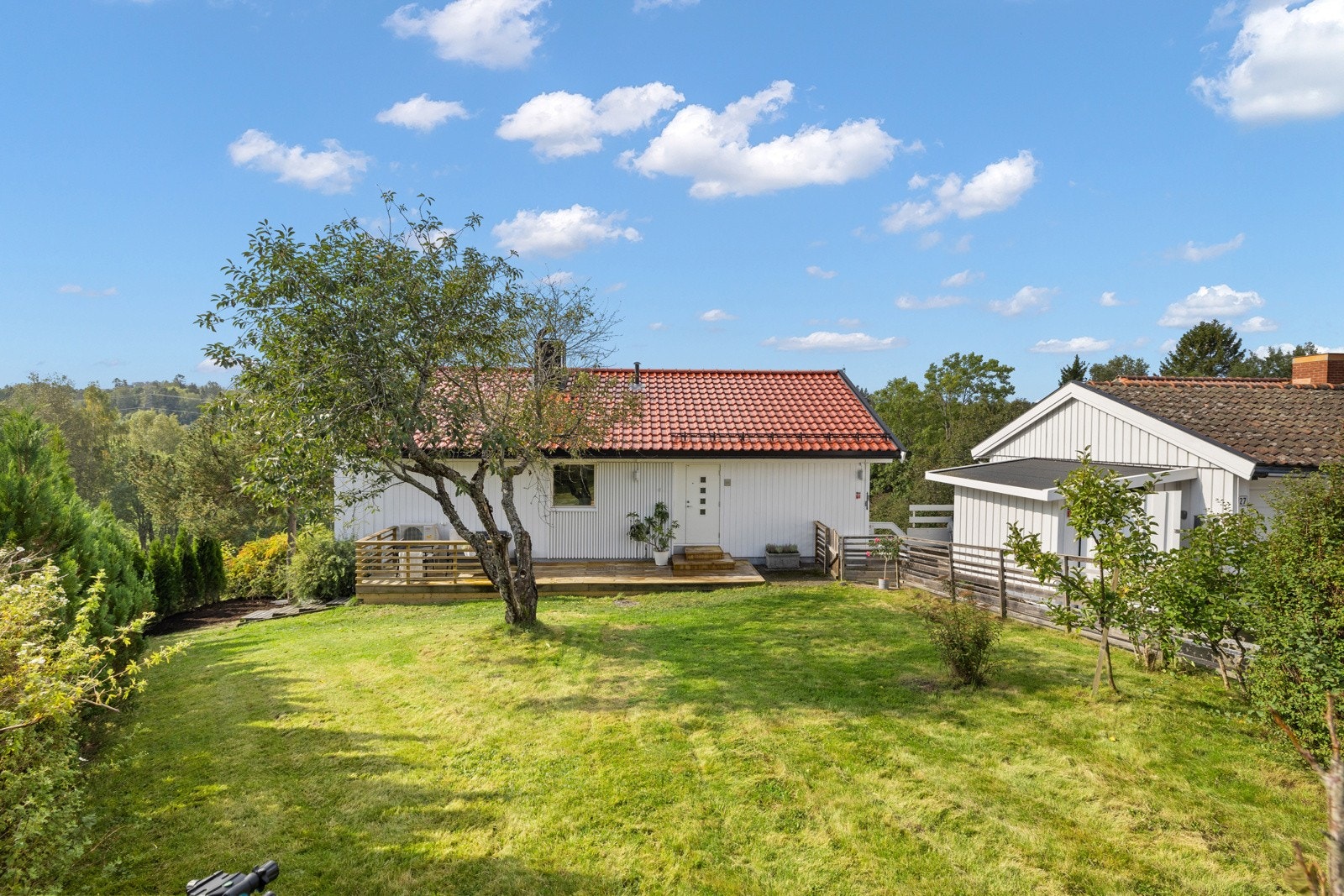 Boligens uteplassene er godt tilpasset solforholdene: en platting på ca. 16 m² foran huset med morgensol, en stor sørvestvendt balkong på ca. 36 m² med ettermiddags- og kveldssol, samt en overbygget terrasse ut fra underetasjen på ca. 38 m². Galleribilde