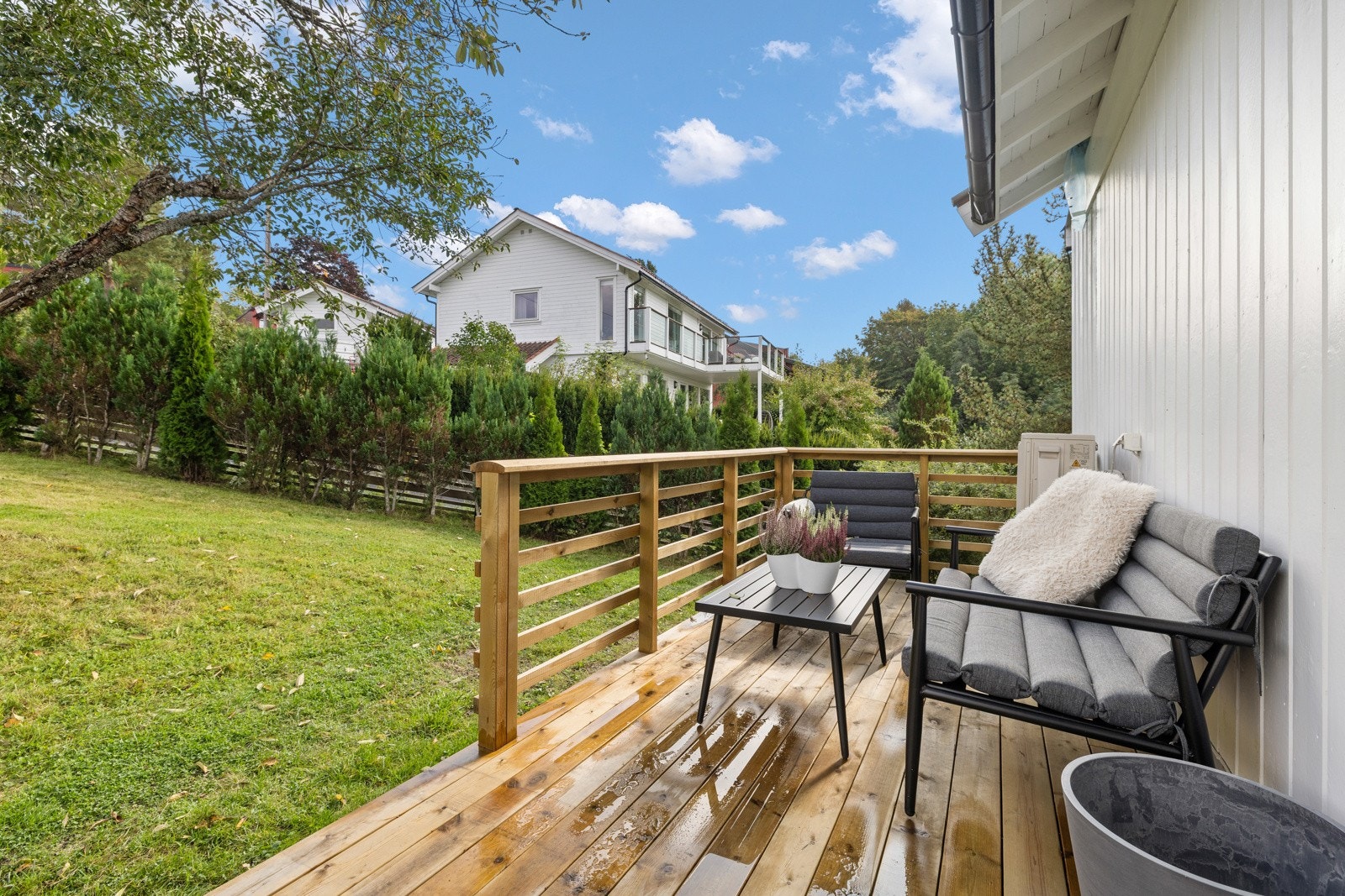 Her har du uteplasser og plenarealer på begge sidene av huset Galleribilde