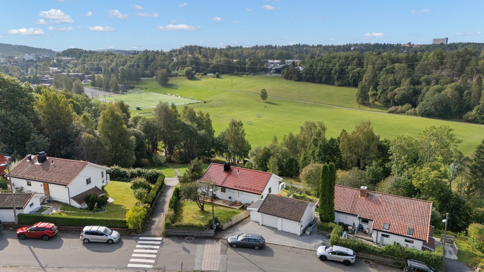 Tomten gir et helhetlig inntrykk av luft, lys og privatliv, med fri utsikt mot Bogerudmyra og Østensjøvannet naturreservat ? et unikt nærområde med rikt fugleliv og urørt natur. Galleribilde