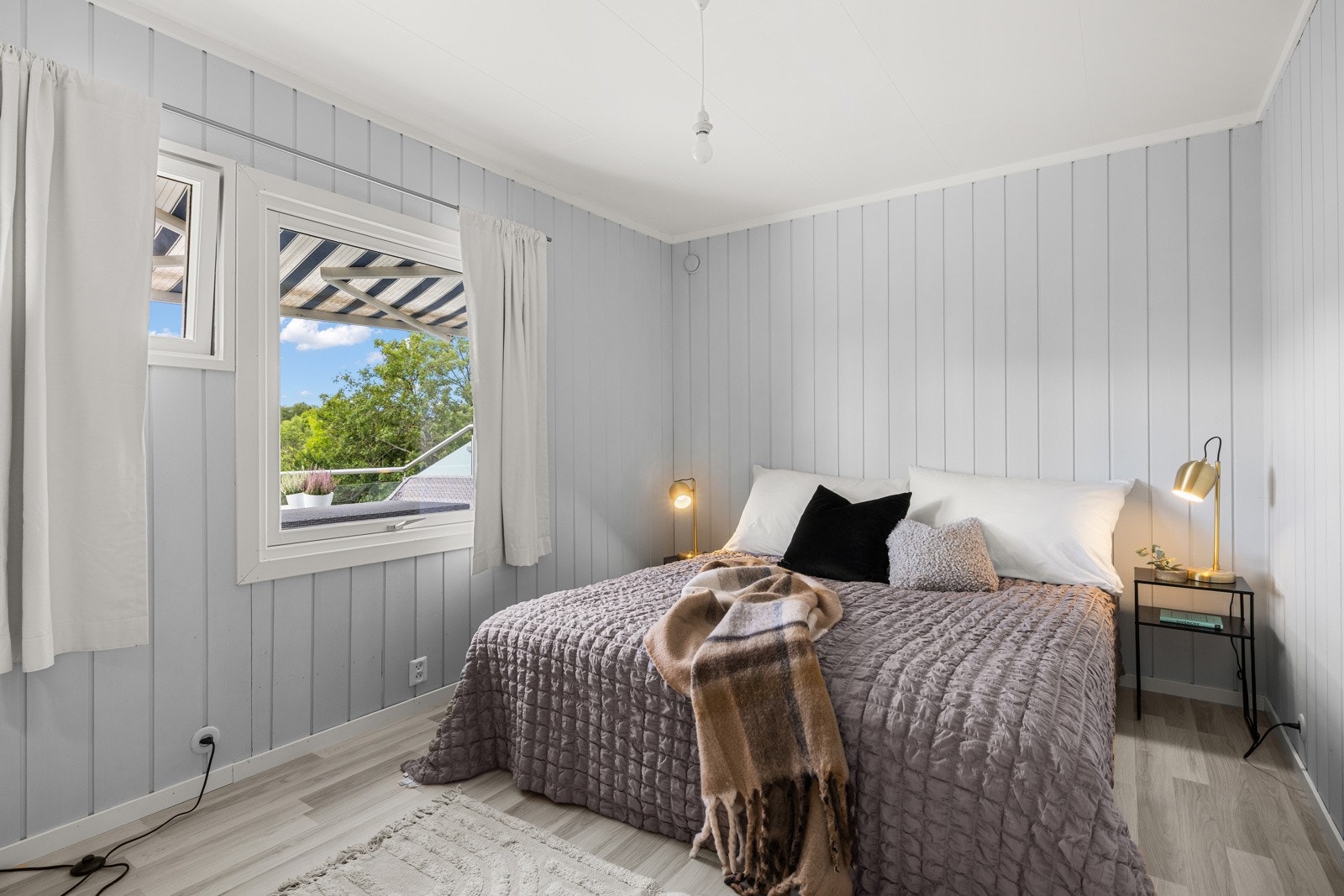 I boligens 1. etasje finner du tre lyse og trivelige soverom, alle med laminatgulv, malte veggplater og god takhøyde. Galleribilde