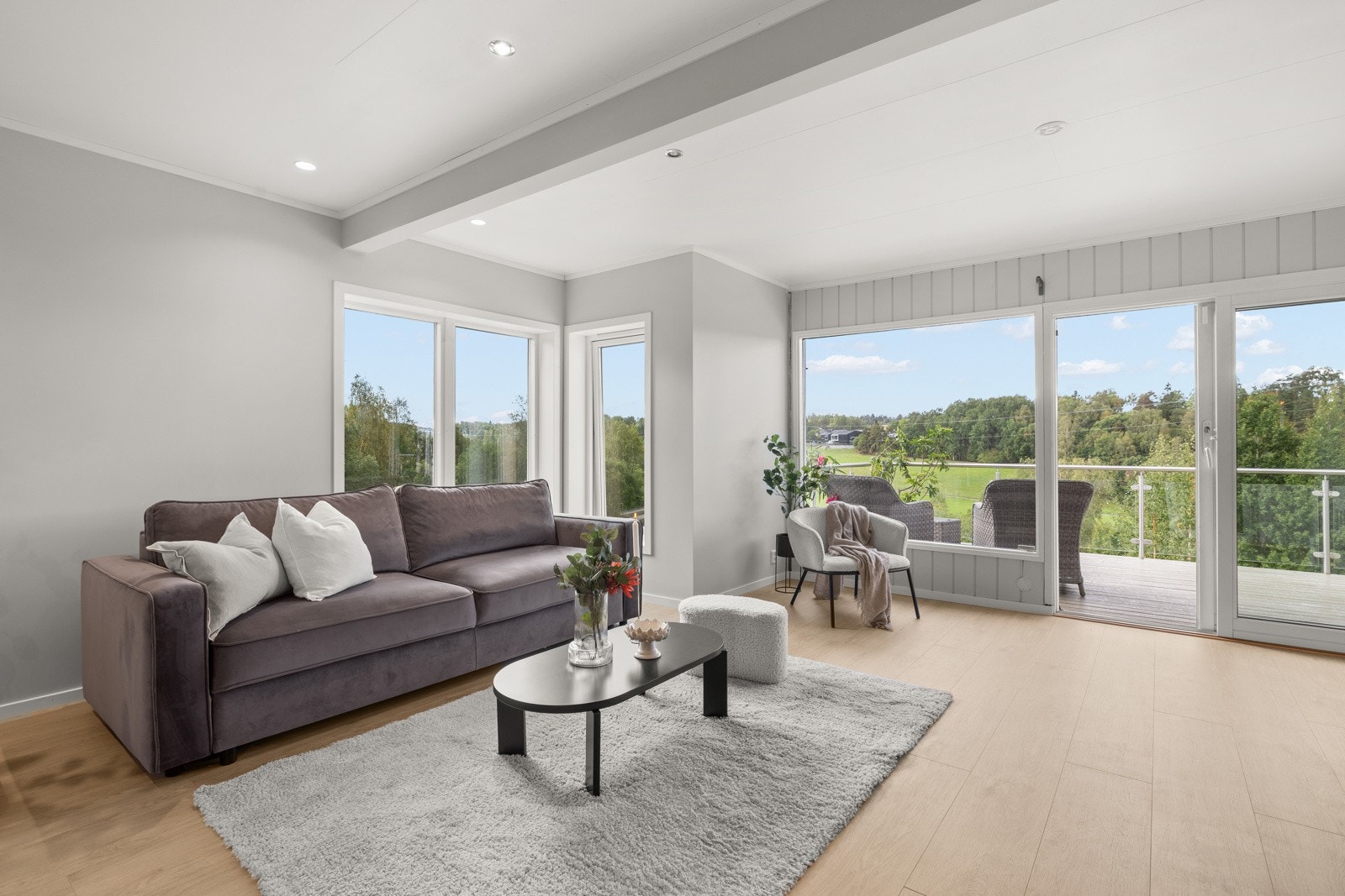 Stuen byr på svært gode møbleringsmuligheter, med plass til både en romslig sofagruppe, lenestoler og spisebord. Galleribilde