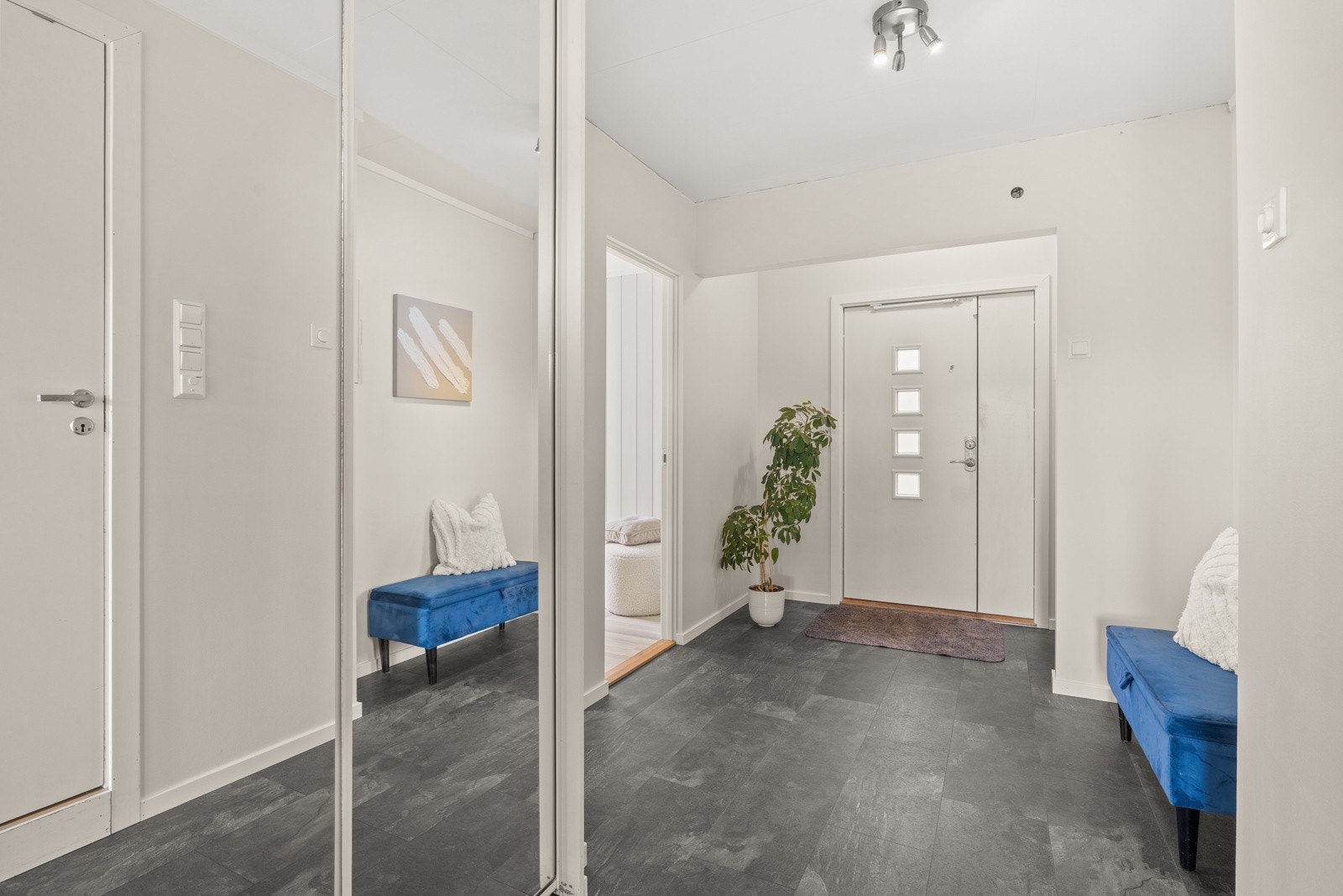 Her er det god plass til oppbevaring, med garderobeløsninger og speilfronter som gir både praktisk lagring og ekstra romfølelse. Galleribilde