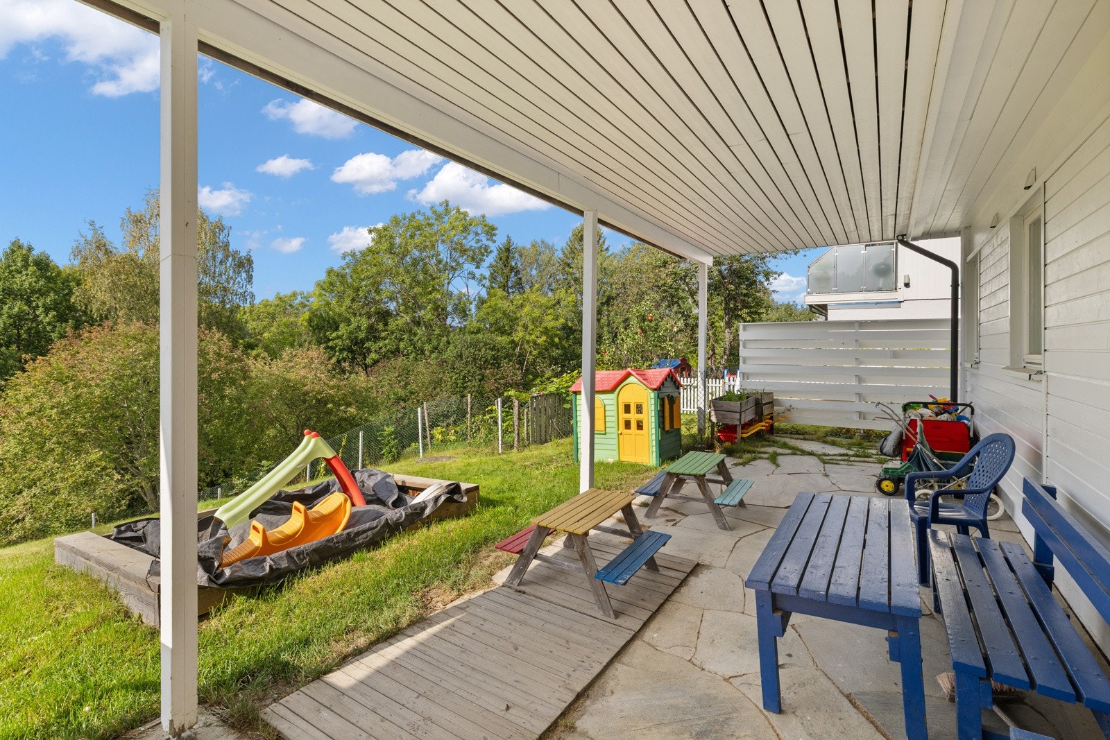 Overbygget uteplass med skiferstein, ut fra underetasjen på ca. 38 m². Galleribilde