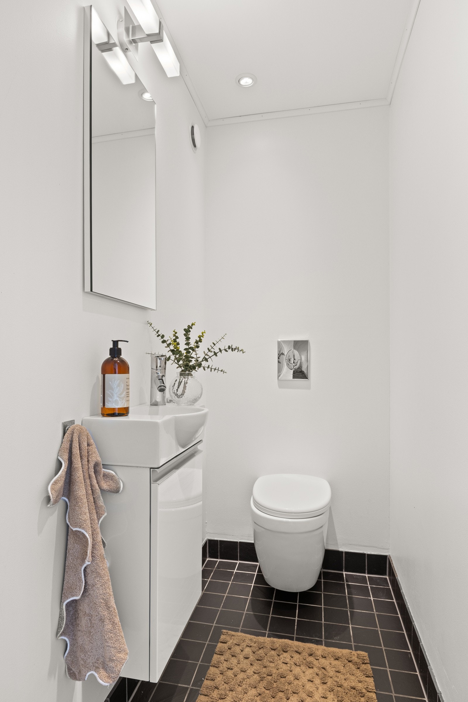 I etasjen finner du også et praktisk toalettrom. Galleribilde